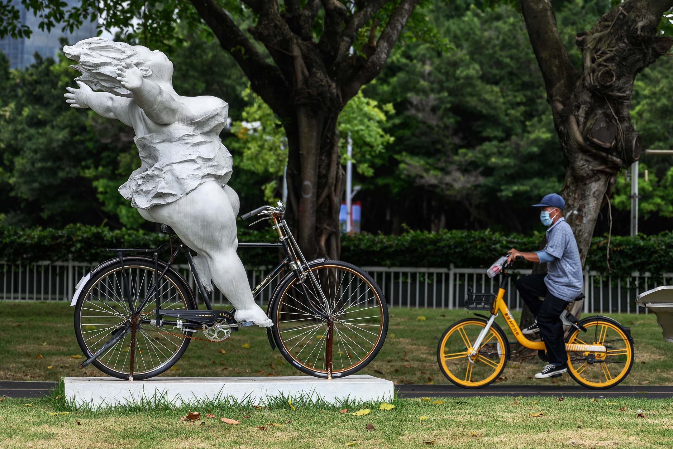 2022年7月1日，一名男子在廣州市的街道上騎自行車。攝：Stringer/Anadolu Agency via Getty Images