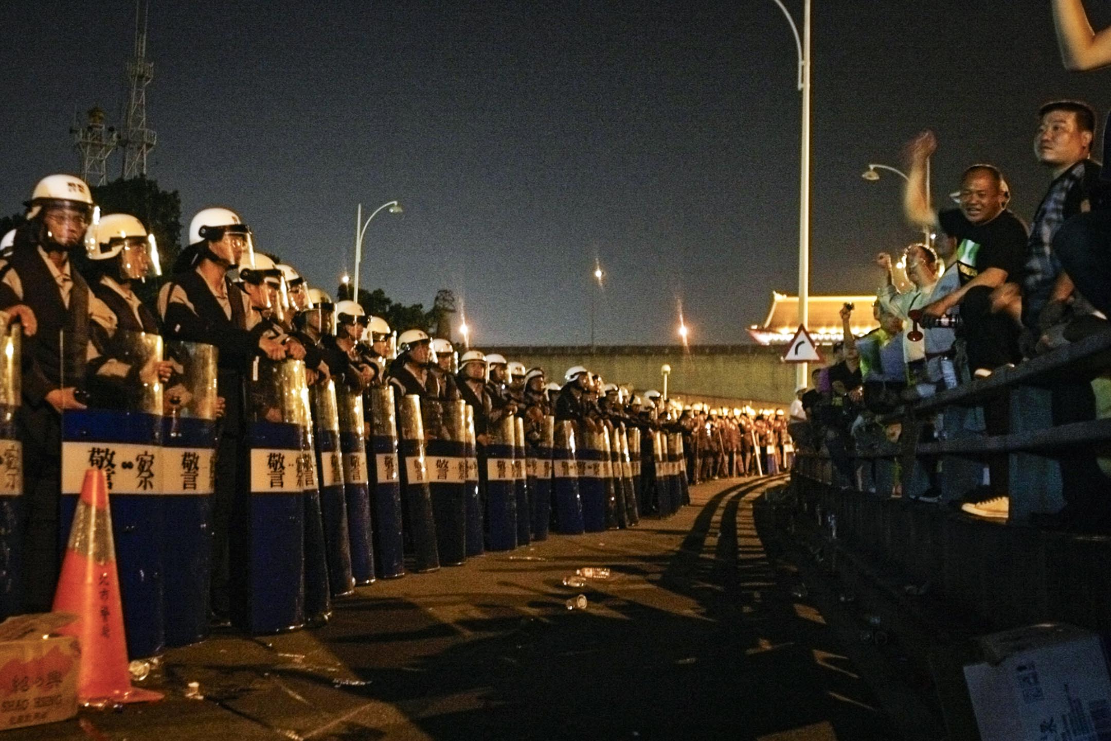 2008年11月6日，台北，警察在圆山饭店前站岗，海峡两岸关系协会 (ARATS) 主席陈云林访台，示威者在外抗议。摄：Pichi Chuang/Reuters/达志影像