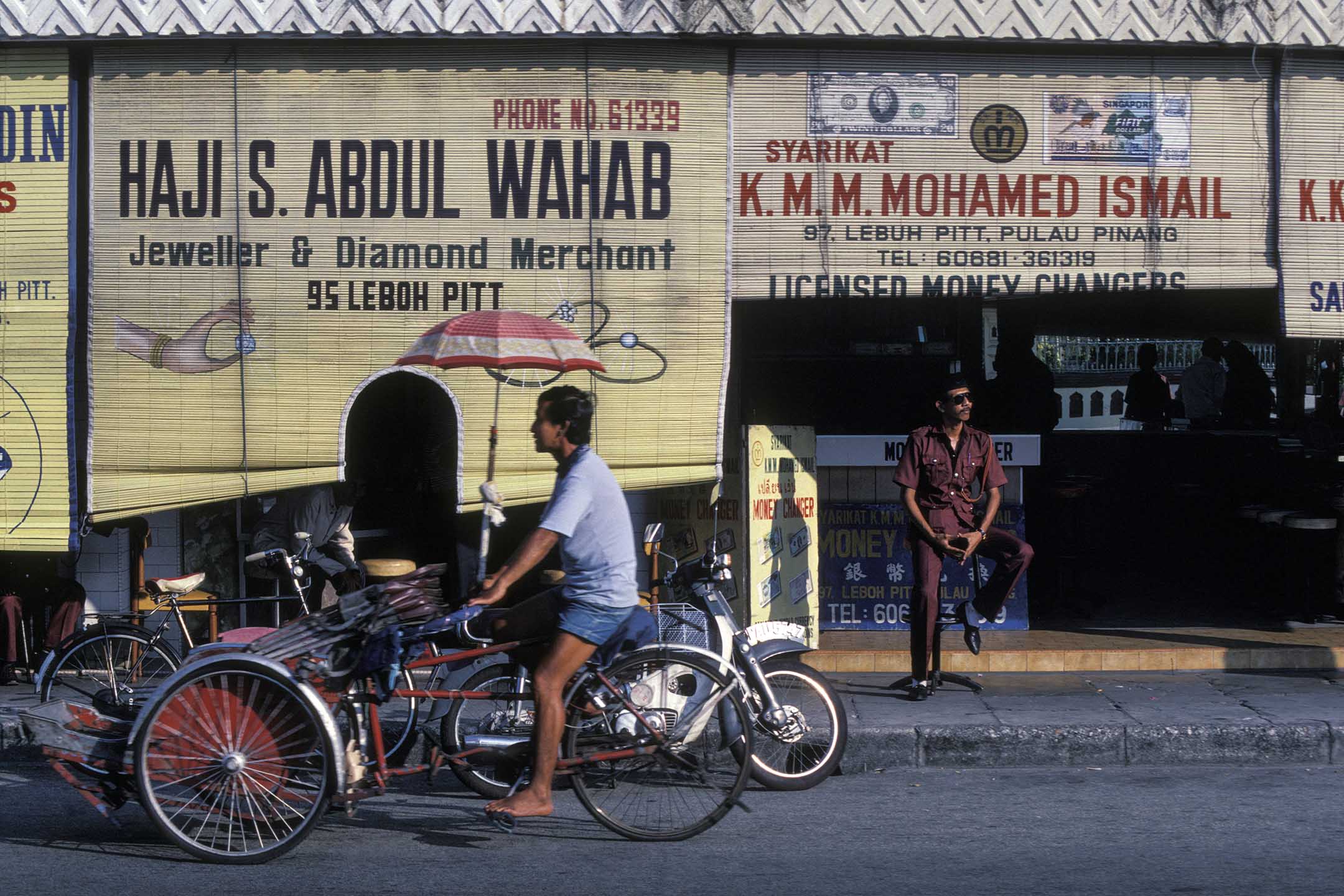 1985年4月，马来西亚槟城的计程车。摄：Bill WASSMAN/Gamma-Rapho via Getty Images