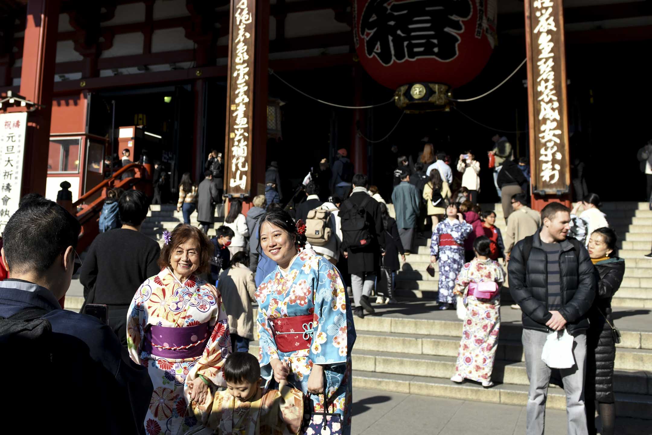 2023年12月26日，遊客在日本東京淺草區淺草寺拍照。攝：Noriko Hayashi/Bloomberg via Getty Images