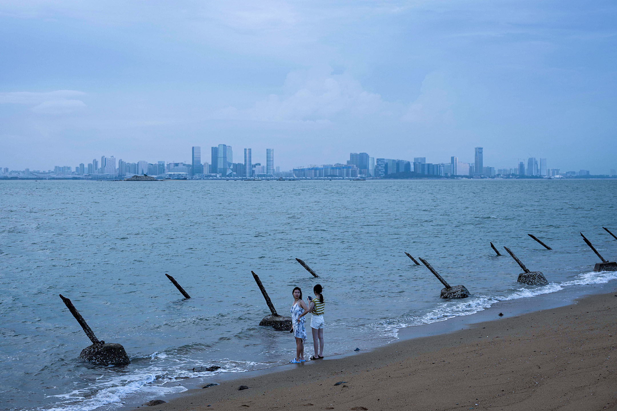 2023年8月23日，金门海岸，对岸为厦门市。摄：陈焯辉/端传媒