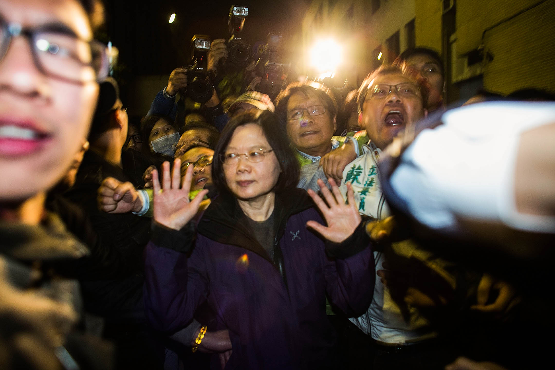 2014年3月24日，台北，學生在行政院外與防暴警察發生衝突，民進黨的蔡英文參加示威。攝：Lam Yik Fei/Getty Images