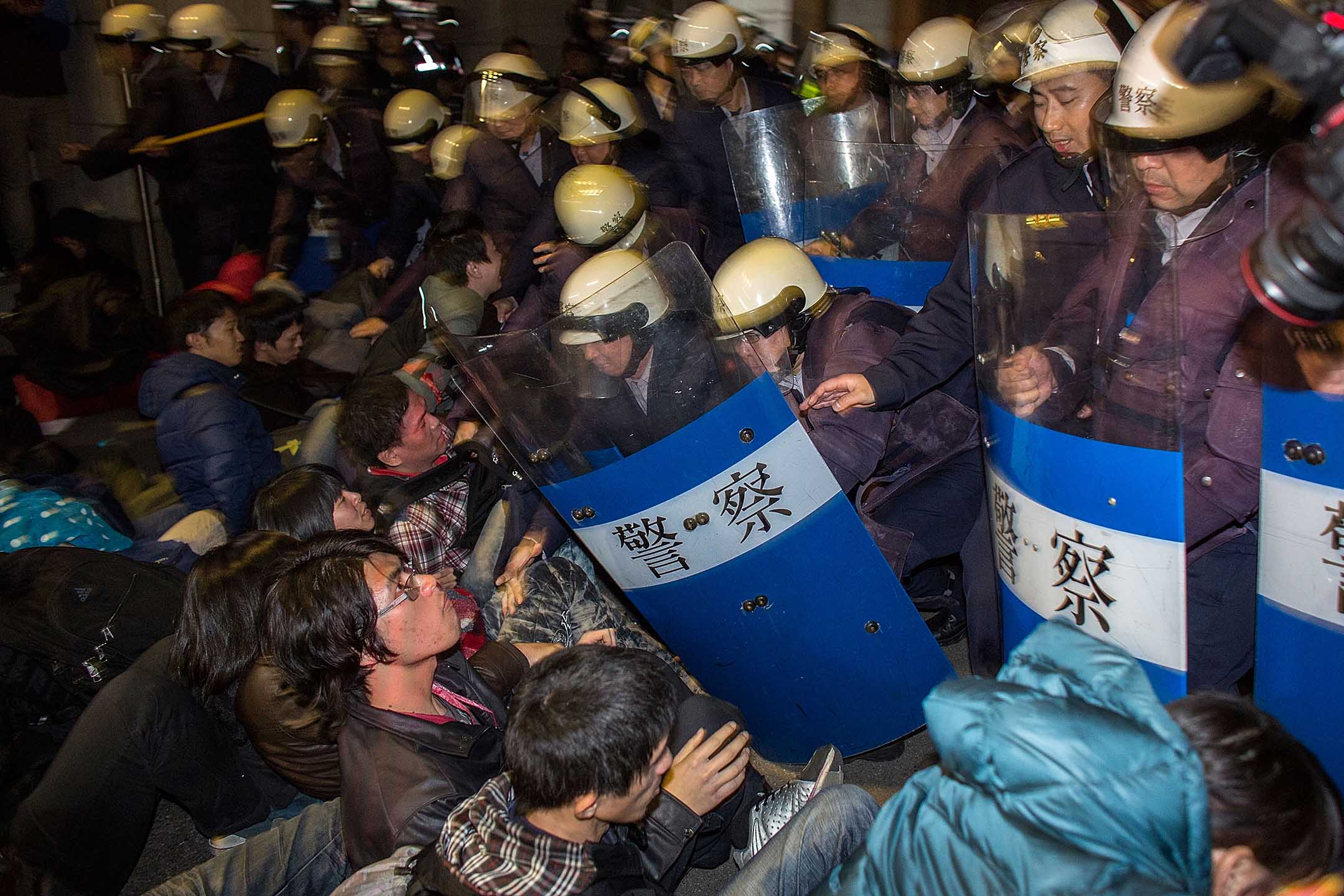 2014年3月24日，台北，防暴警察在行政院外与学生示威者发生冲突。摄：Lam Yik Fei/Getty Images