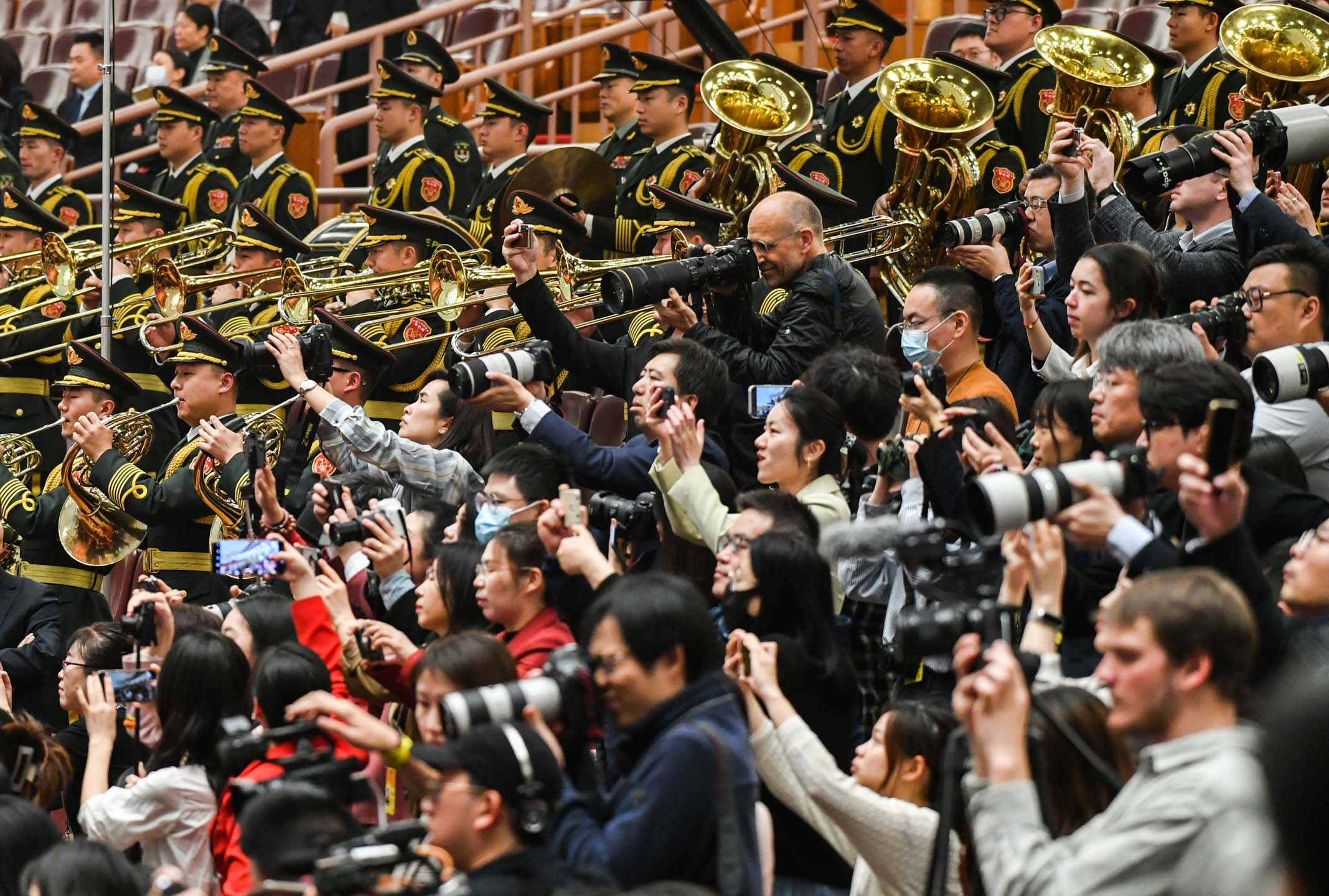 2024年3月11日，中国北京，大批记者采访两会的闭幕会议。摄：VCG/VCG via Getty Images