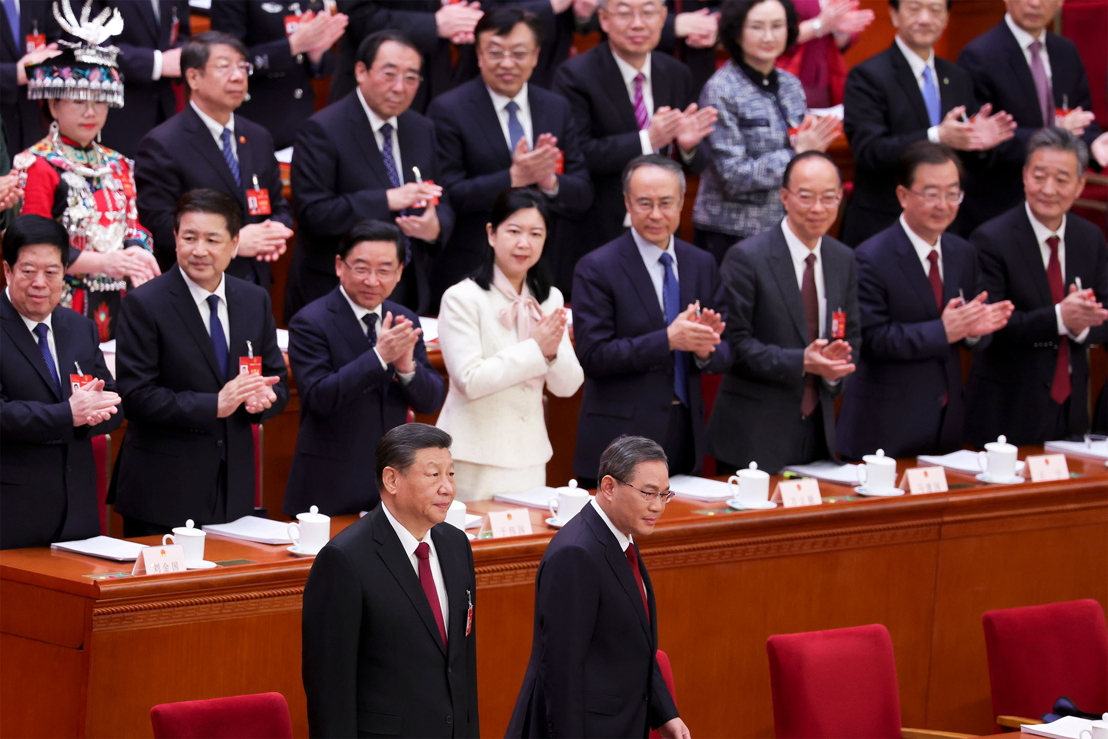 2024年3月5日，中国北京，第十四届全国人民代表大会第二次会议开幕，国家主席习近平（前左）和中国国务院总理李强（前右）出席会议。摄：Lintao Zhang/Getty Images