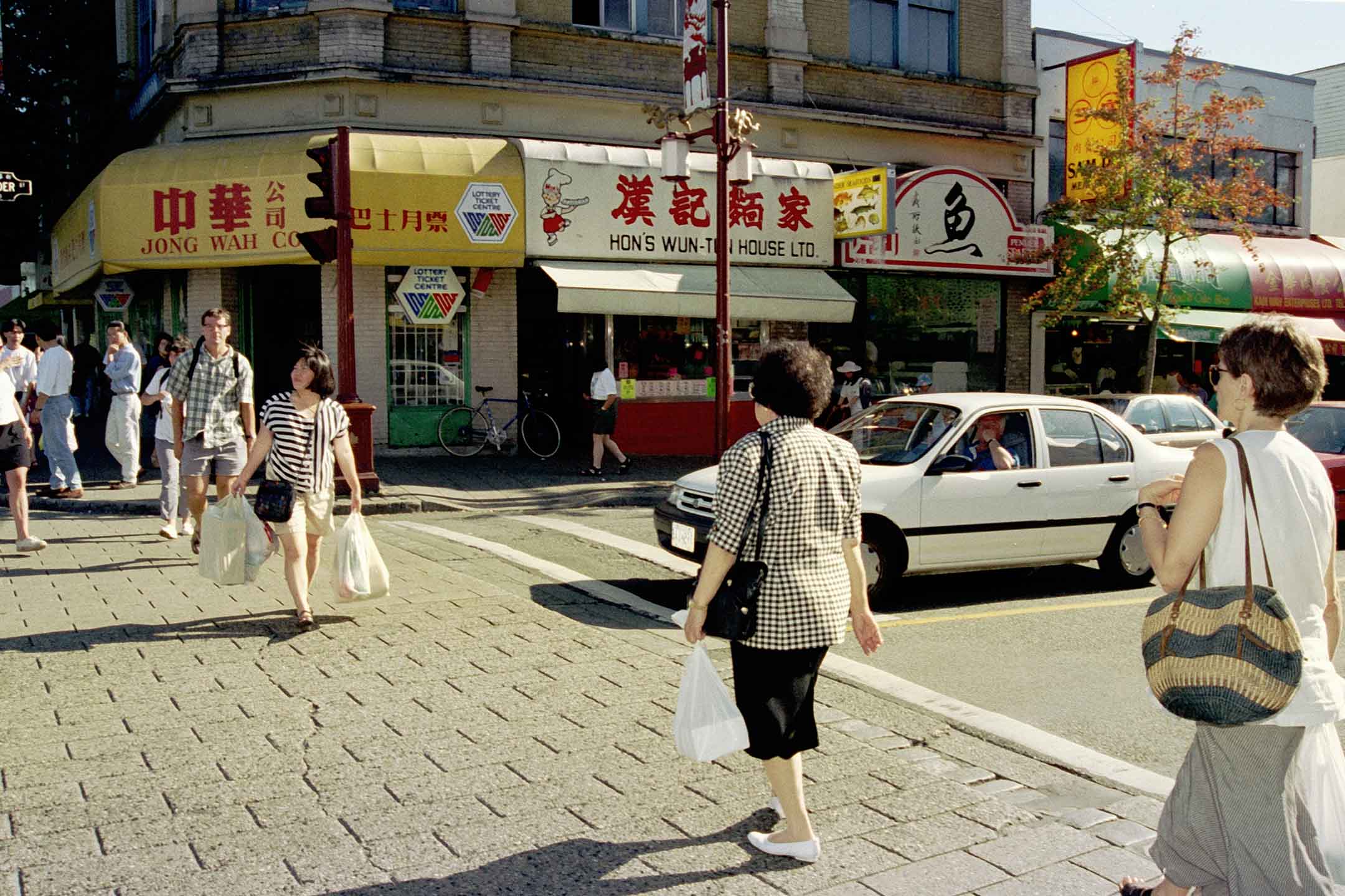 1995年，温哥华唐人街的餐厅与商店。摄：Bob Riha, Jr./Getty Images