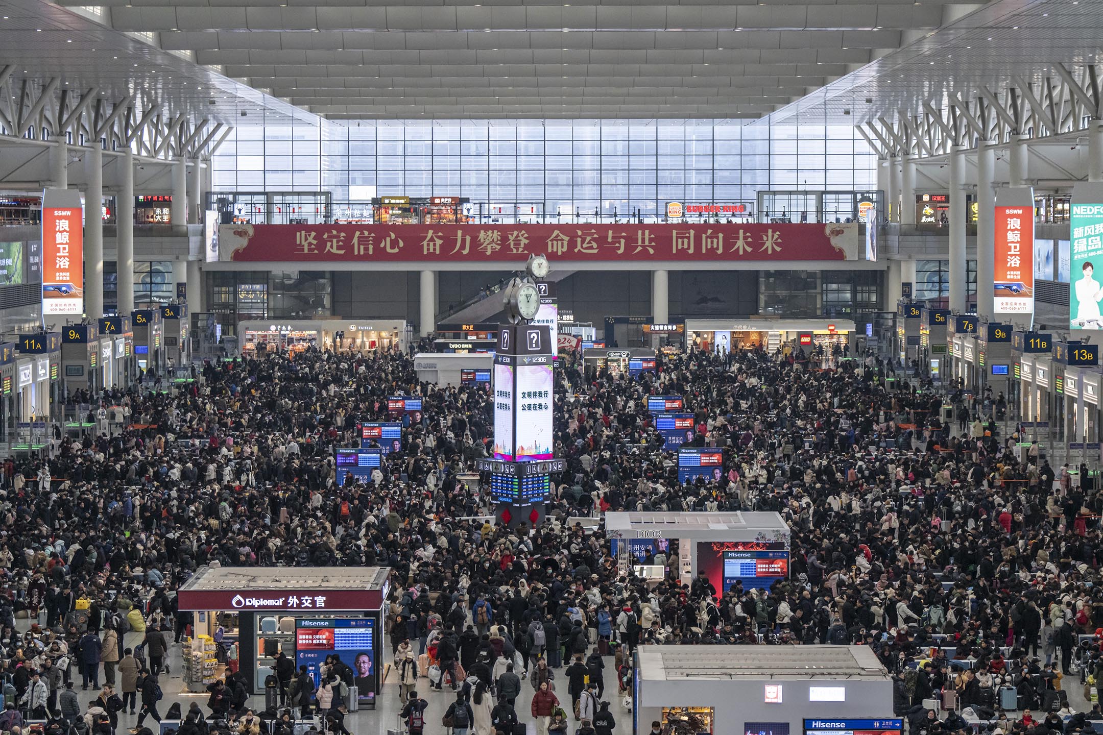 2024年1月26日，农历新年假期前，旅客在虹桥高铁站。摄：Qilai Shen/Bloomberg via Getty Images