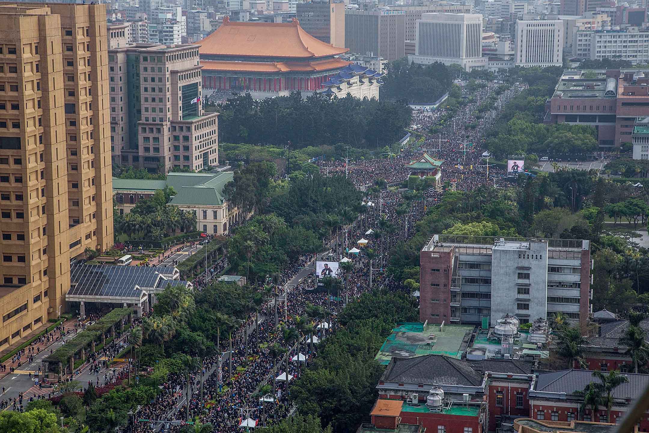 2014年3月30日，太阳花学运期间，超过20万示威者在台北举行集会。摄：Lam Yik Fei/Getty Images