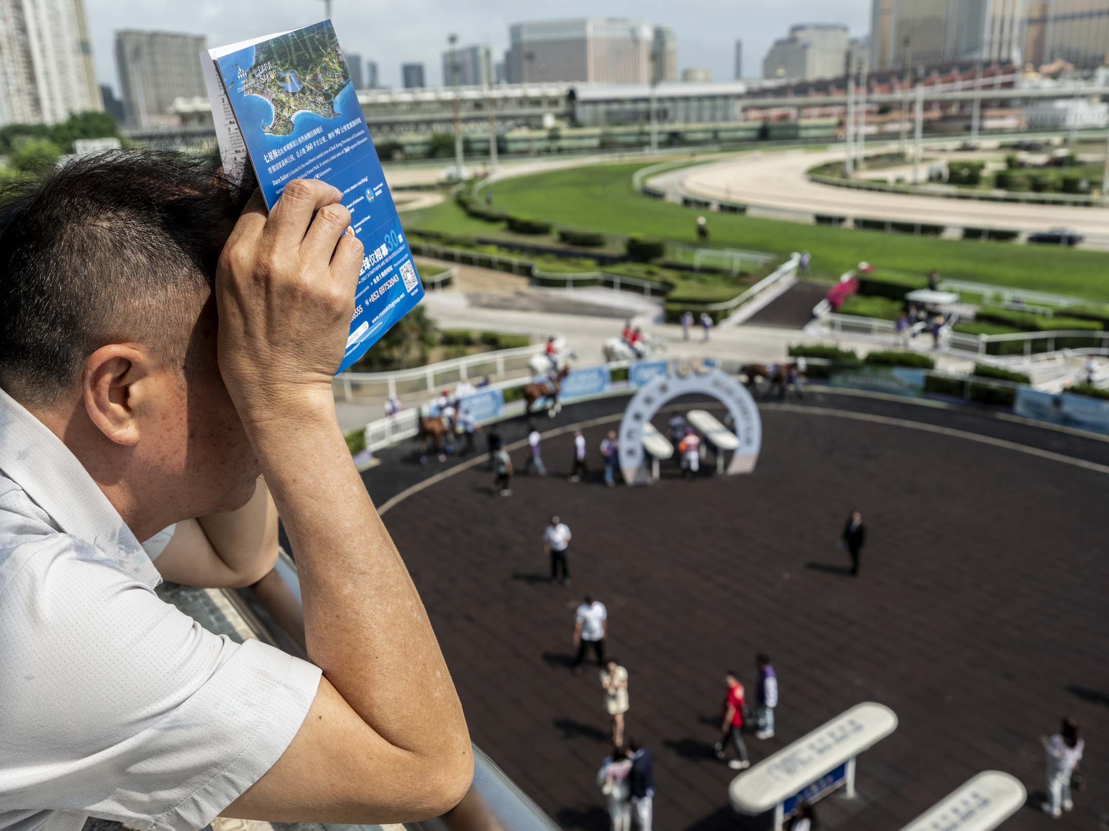 2024年3月30日，澳门赛马会最后一个的赛马日，会员席上的观赛情况。摄：林振东/端传媒