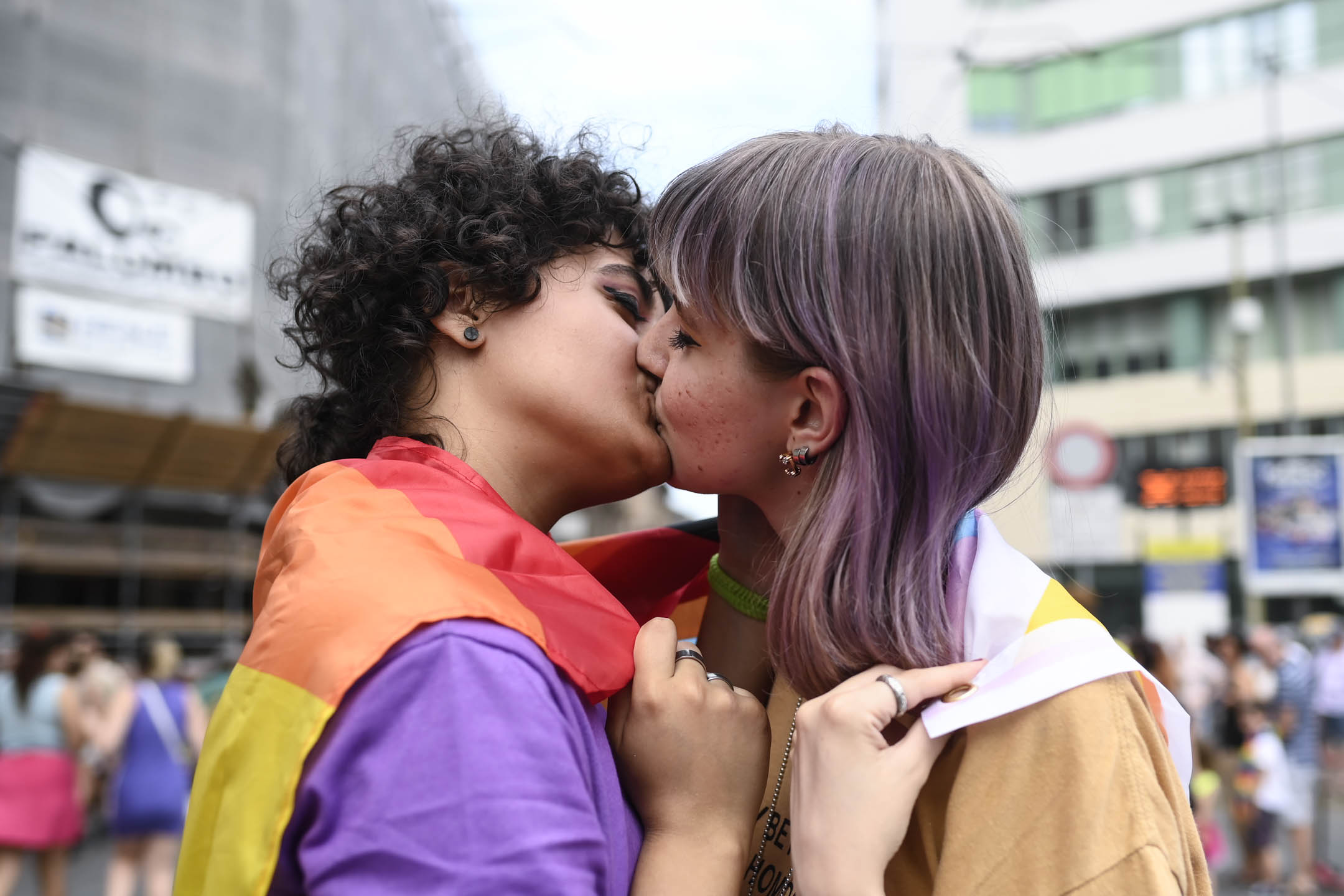 2022年6月18日，义大利都灵，女孩们在都灵 LGBTQ+ 骄傲游行期间接吻。摄：Stefano Guidi/Getty Images