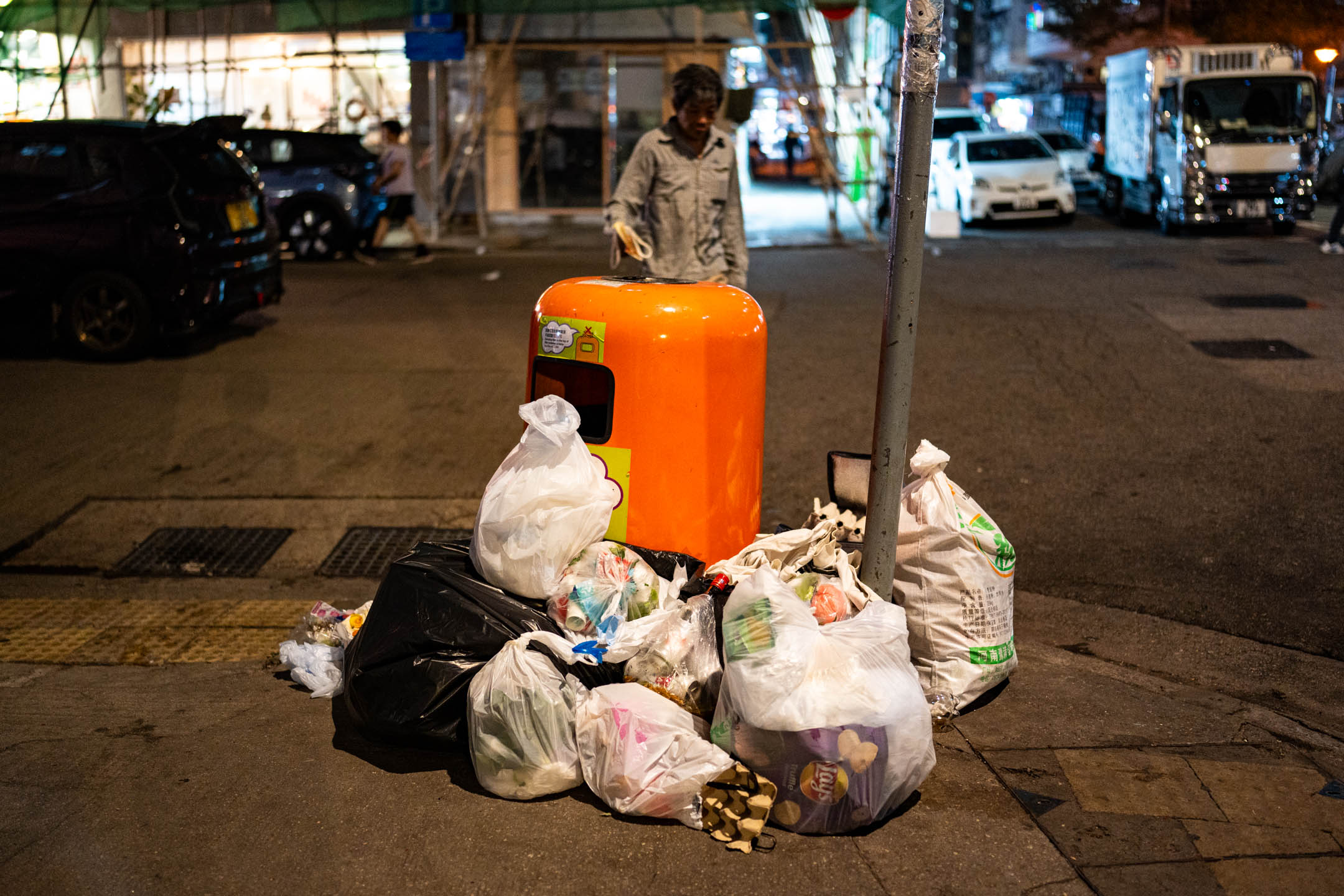  2024年4月11日，香港，太子街道上的垃圾桶旁放滿了垃圾袋。攝：Ryan Lai/端傳媒