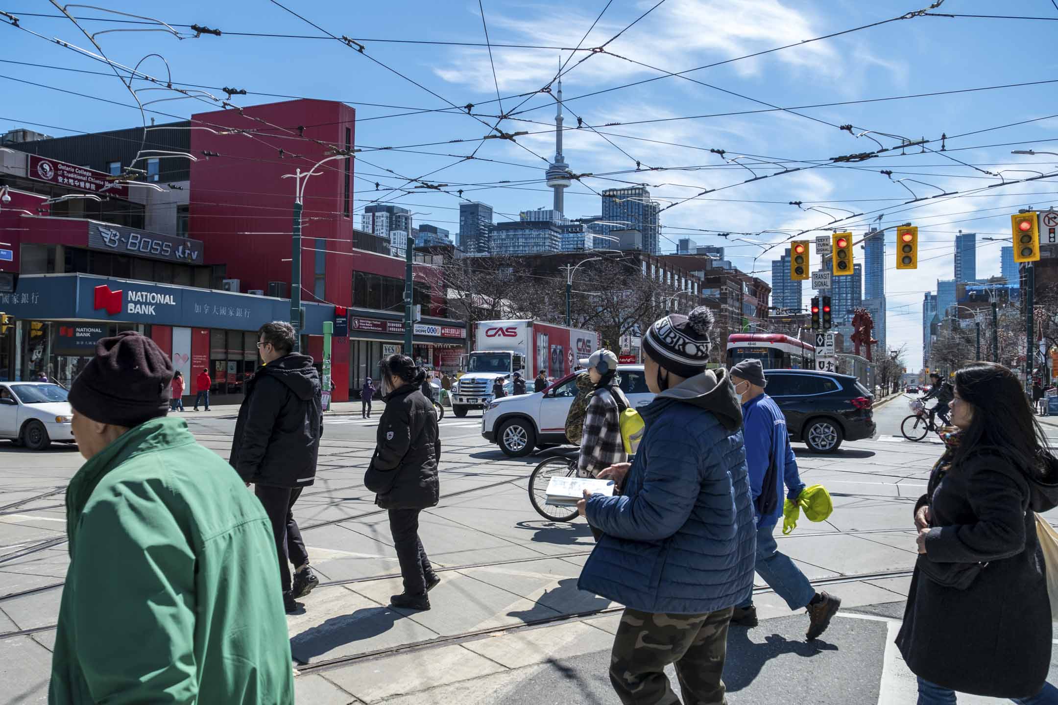 多伦多唐人街位于市中心登打士西街 (Dundas Street) 夹士巴丹拿道 (Spadina Avenue)，中午时分人流络绎不绝。摄：John Wong/端传媒