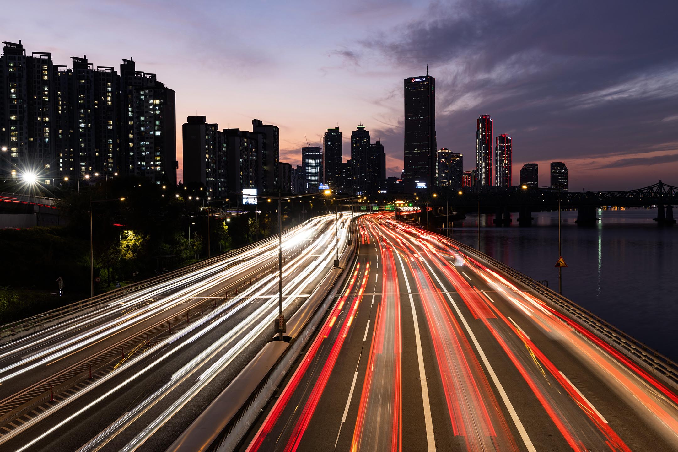 2023年10月22日，韩国首尔汝矣岛金融区。摄：SeongJoon Cho/Bloomberg via Getty Images