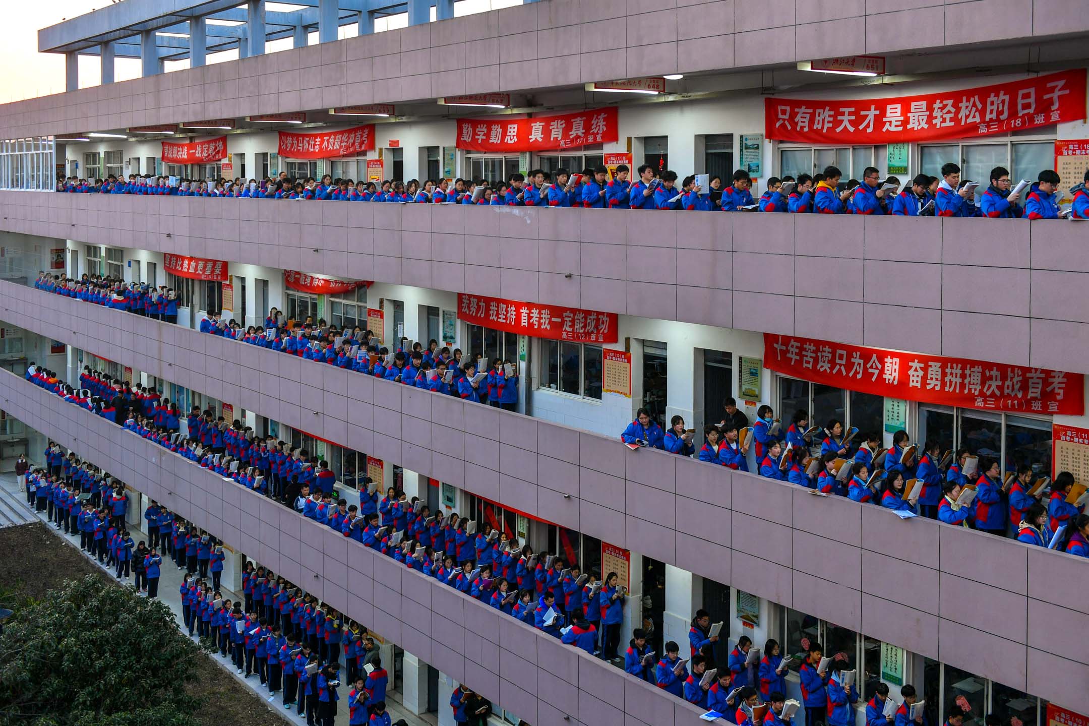 2023年2月27日，中国浙江，高三学生在教室外的走廊学习。摄：Tan Yunfeng/VCG via Getty Images