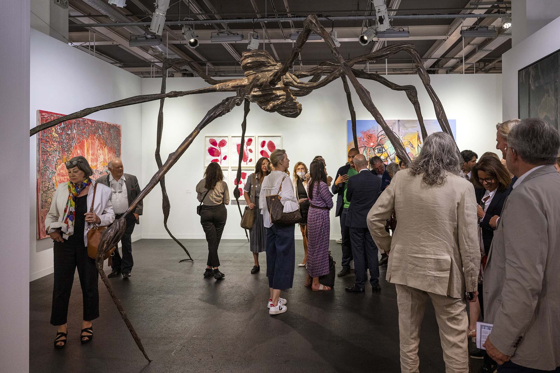 2022年的Art Basel上，Louise Bourgeois著名的巨型蜘蛛雕塑Spider（1996）。摄：GEORGIOS KEFALAS/EPA/达志影像