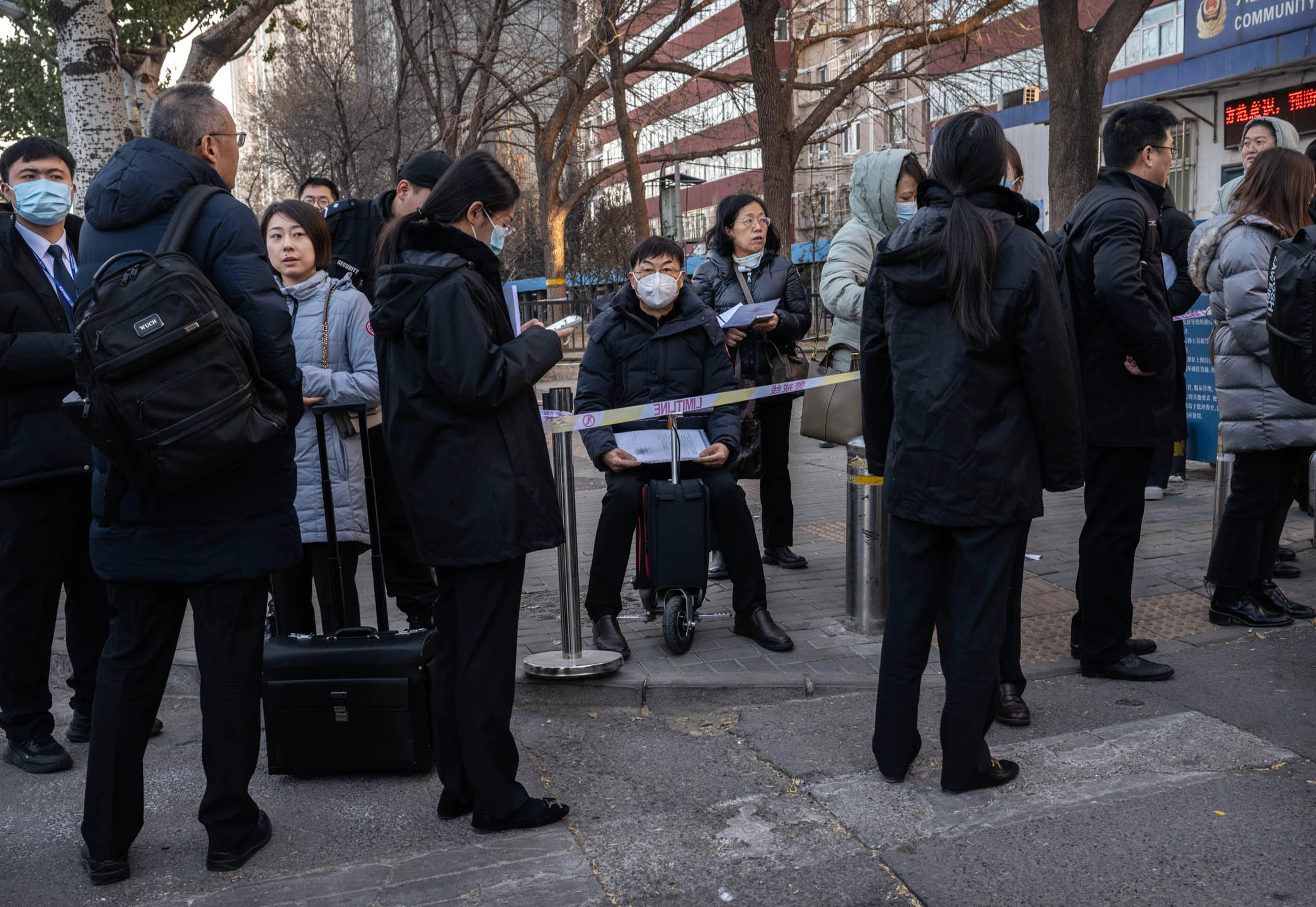 2023年11月27日，中国北京，马航MH370事件遇难者家属对马航、波音等公司提起法律诉讼，律师、乘客家属在法院外等待。摄：Kevin Frayer/Getty Images