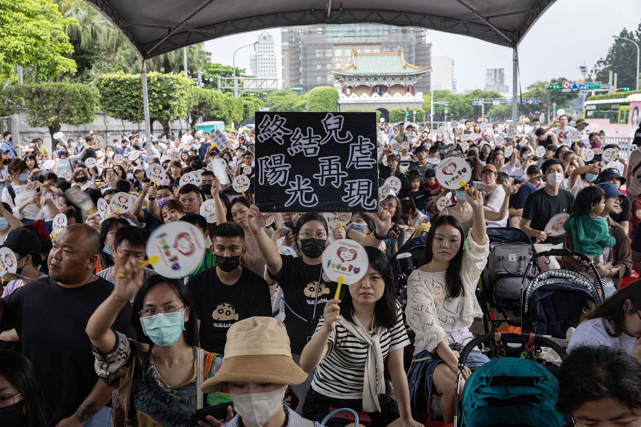 2024年4月27日，台北，儿权会举行“保护儿童我愿意终结儿虐阳光再现”集会。摄：陈焯煇/端传媒