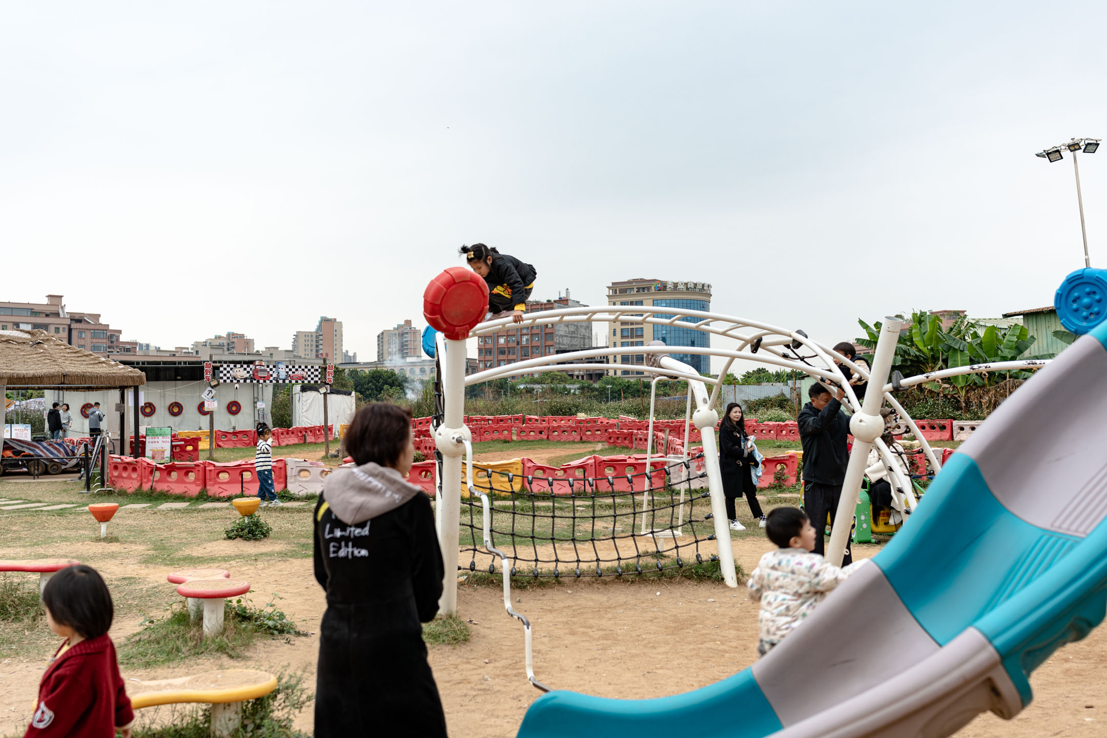 旅行团第一天景点西溪古村的游乐场。摄：Ryan Lai/端传媒