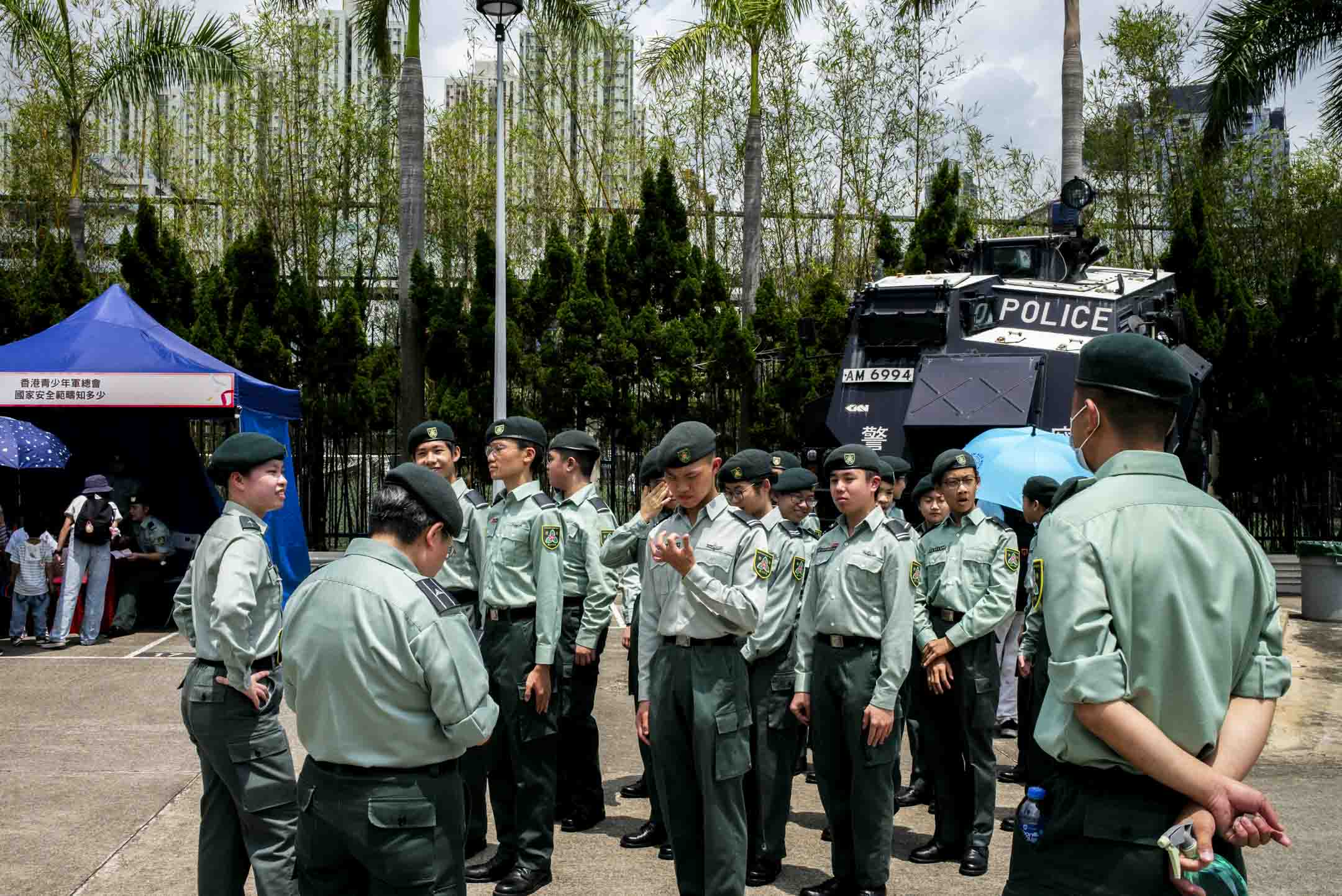 2024年4月14日，观塘区国家安全嘉年华在香港辅警总部举行，包括步操汇演、摊位游戏、表演及展览等活动。摄：林振东/端传媒