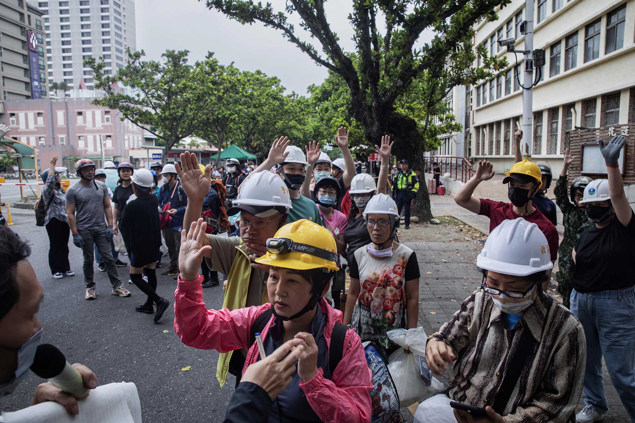 2024年4月5日，花莲，一幢因地震而受损的大楼，居民集合并等待上楼取回个人物品。摄：陈焯煇/端传媒