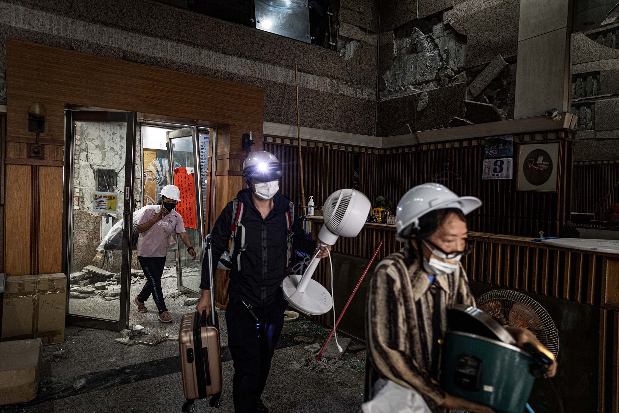 2024年4月5日，花莲，一幢因地震而受损的大楼，居民上楼取回个人物品。摄：陈焯煇/端传媒