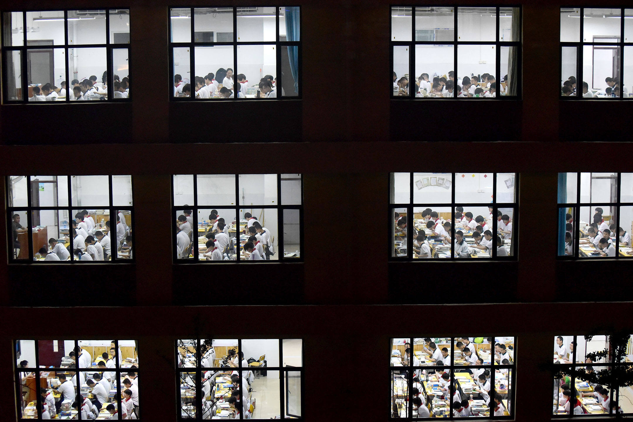 2023年5月17日，中国河北，一间高中学校学生在晚间温习。摄：HAO QY/Feature China/Future Publishing via Getty Images