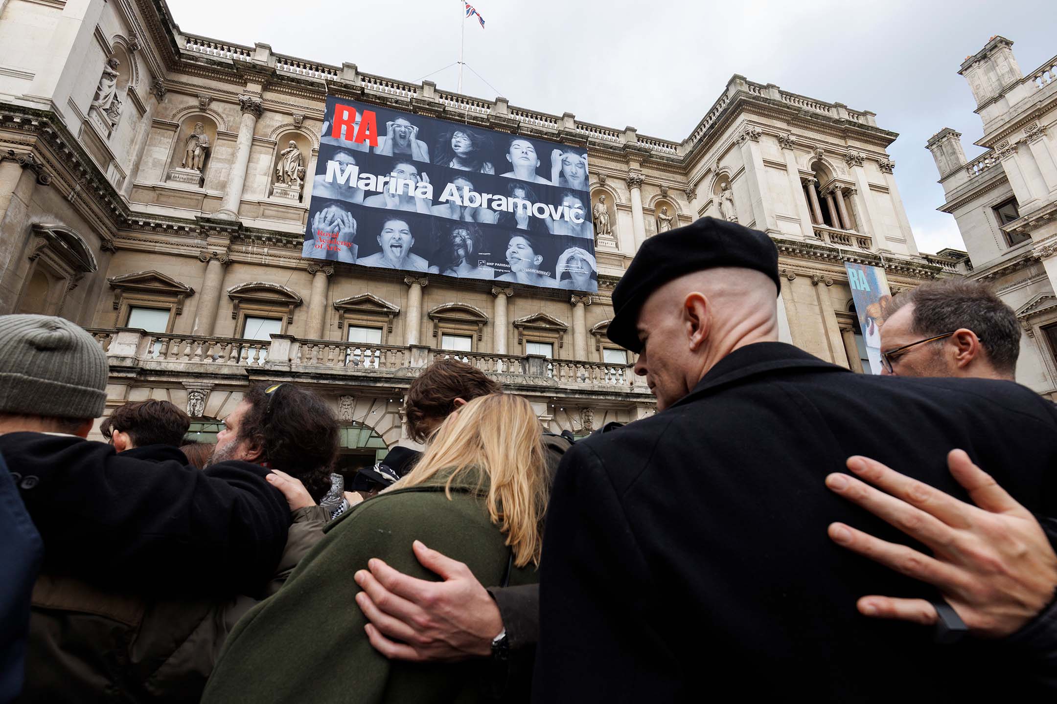 伦敦皇家艺术学院（Royal Academy of Arts） 举办了Marina Abramovic的大型回顾展，墙外挂有巨幅海报。摄： John Phillips/Getty Images for Royal Academy of Arts