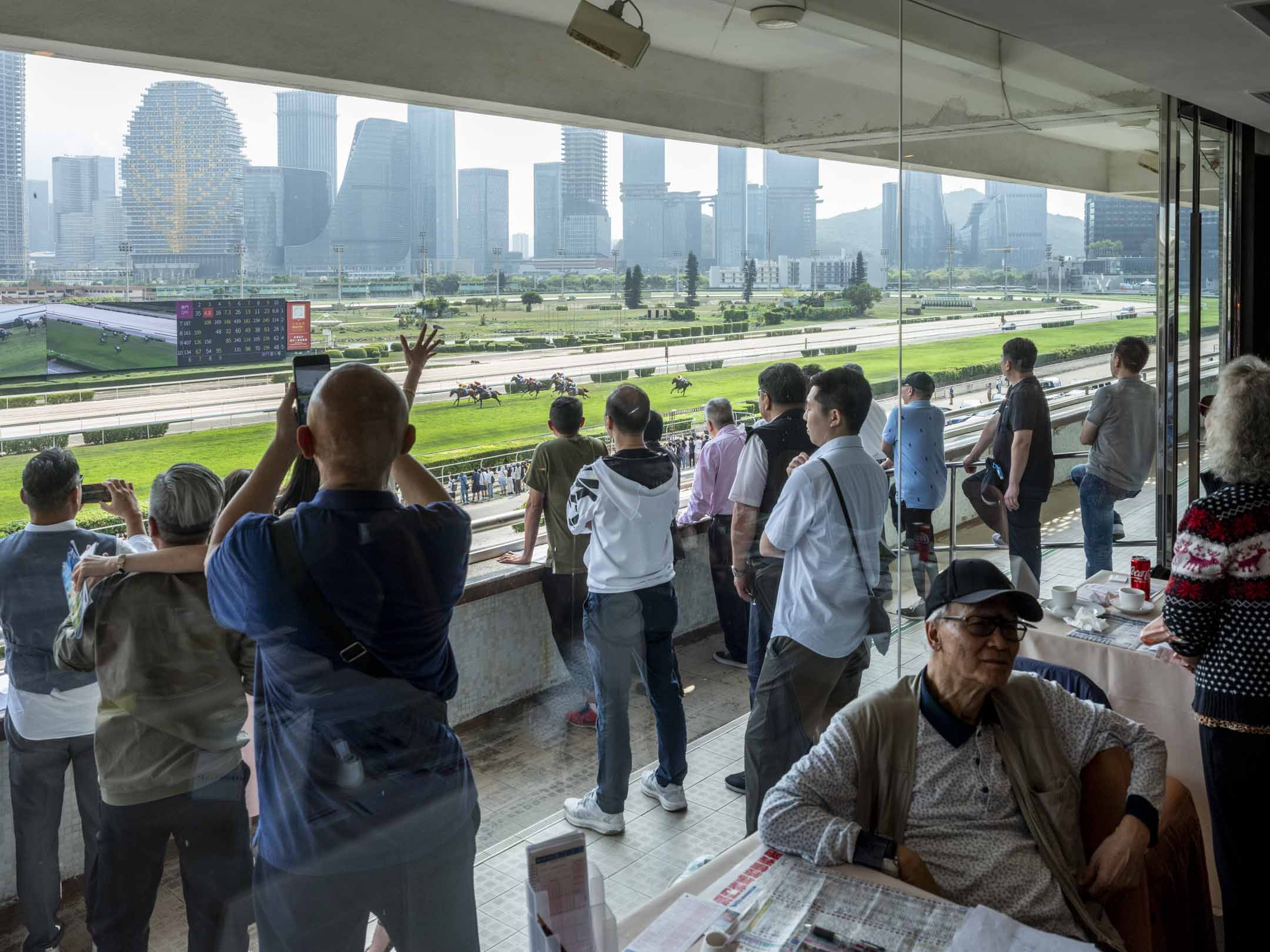 2024年3月30日，澳门赛马会最后一个的赛马日，会员席上的观赛情况。摄：林振东/端传媒