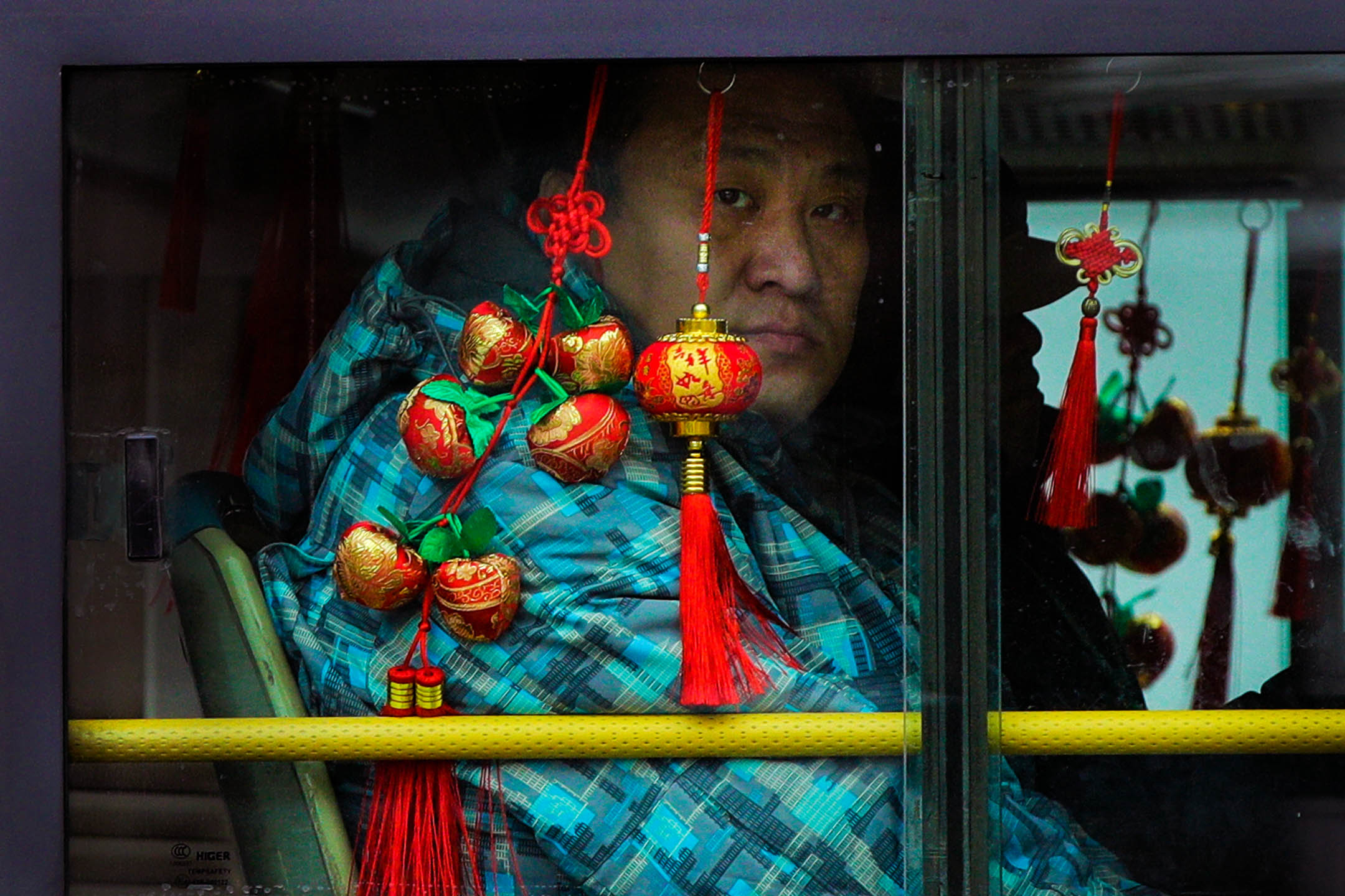 2019年1月7日，中国北京，一名男子正在从公车窗外往外看。摄：Andy Wong/AP/达志影像