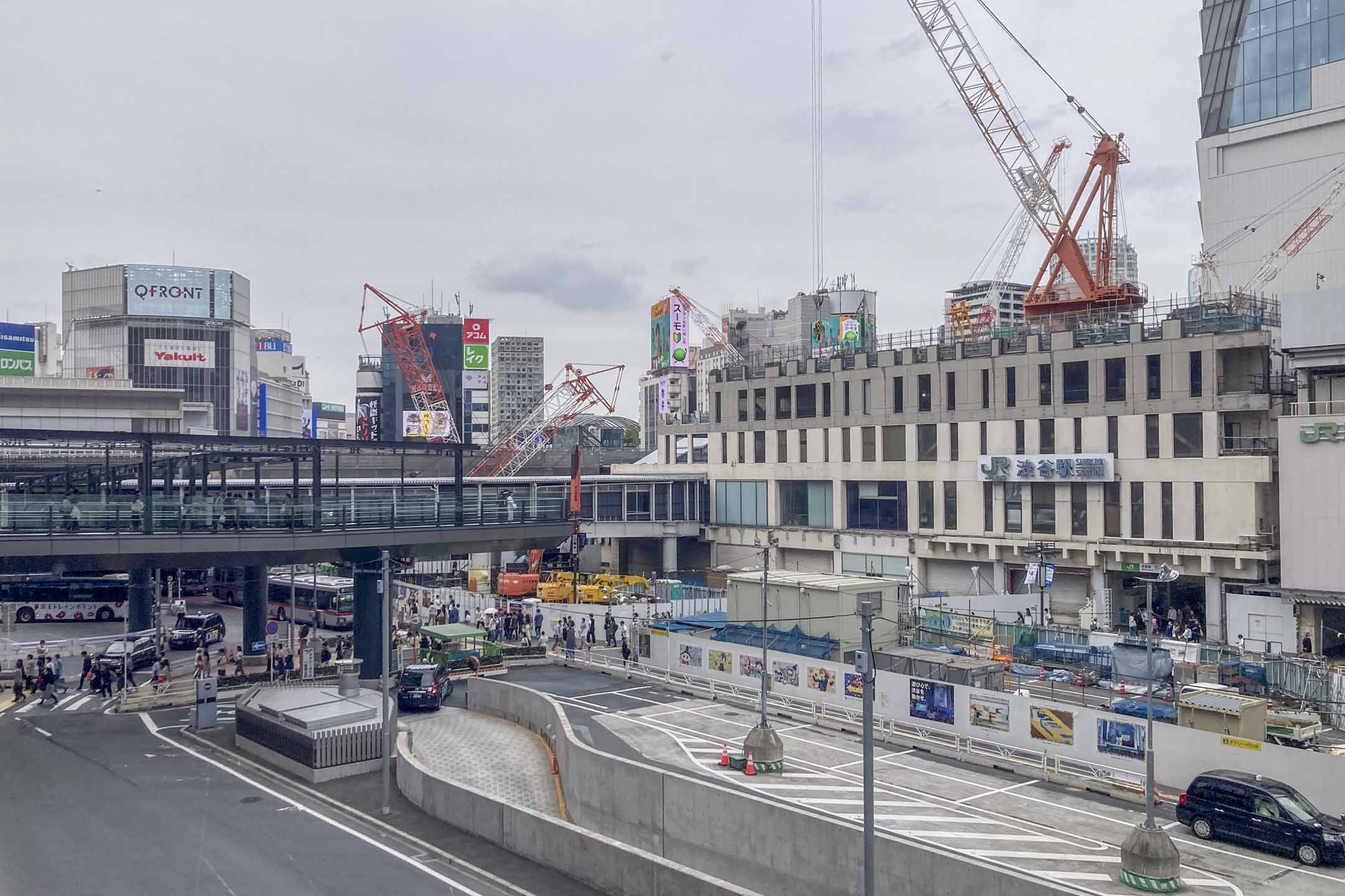 澀谷改建計劃只是東京都此前面向奧運趁機升級的項目之一，事實上，整個都內到處動工，新型商場此起彼落，車站外圍被多棟巨型商場並以圓環形天橋串連。攝影：李照興