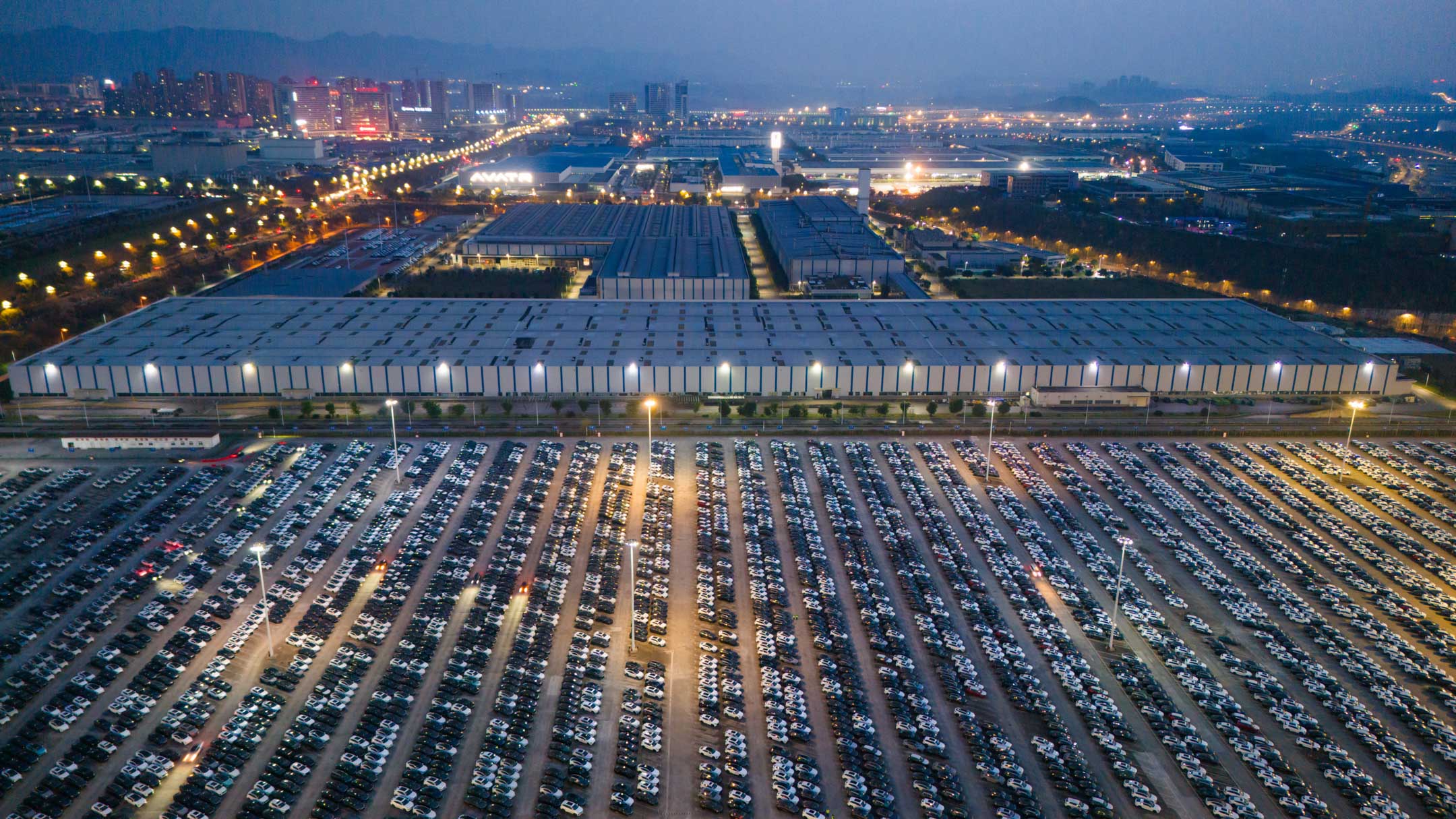 2024年3月11日，中國重慶，汽車配送中心擺放大量電動汽車。攝：Costfoto/NurPhoto via Getty Images