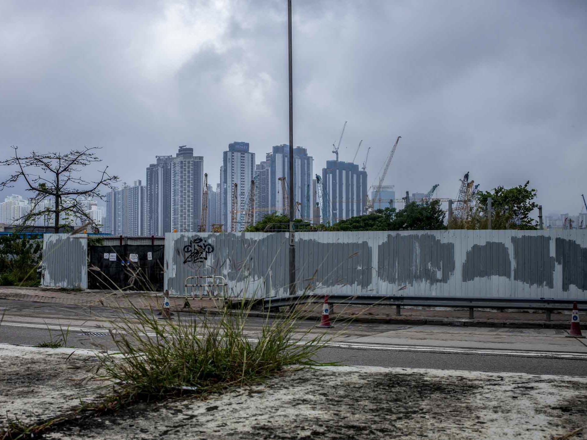 香港的一个工地围板，上面有被涂抹过的痕迹。摄：林振东/端传媒