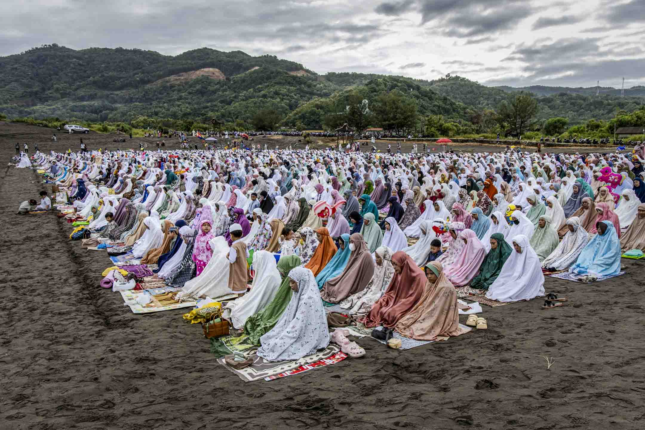 2024年4月10日，印尼，穆斯林在日惹的海滩上进行开斋节祈祷。摄：Ulet Ifansasti/Getty Images