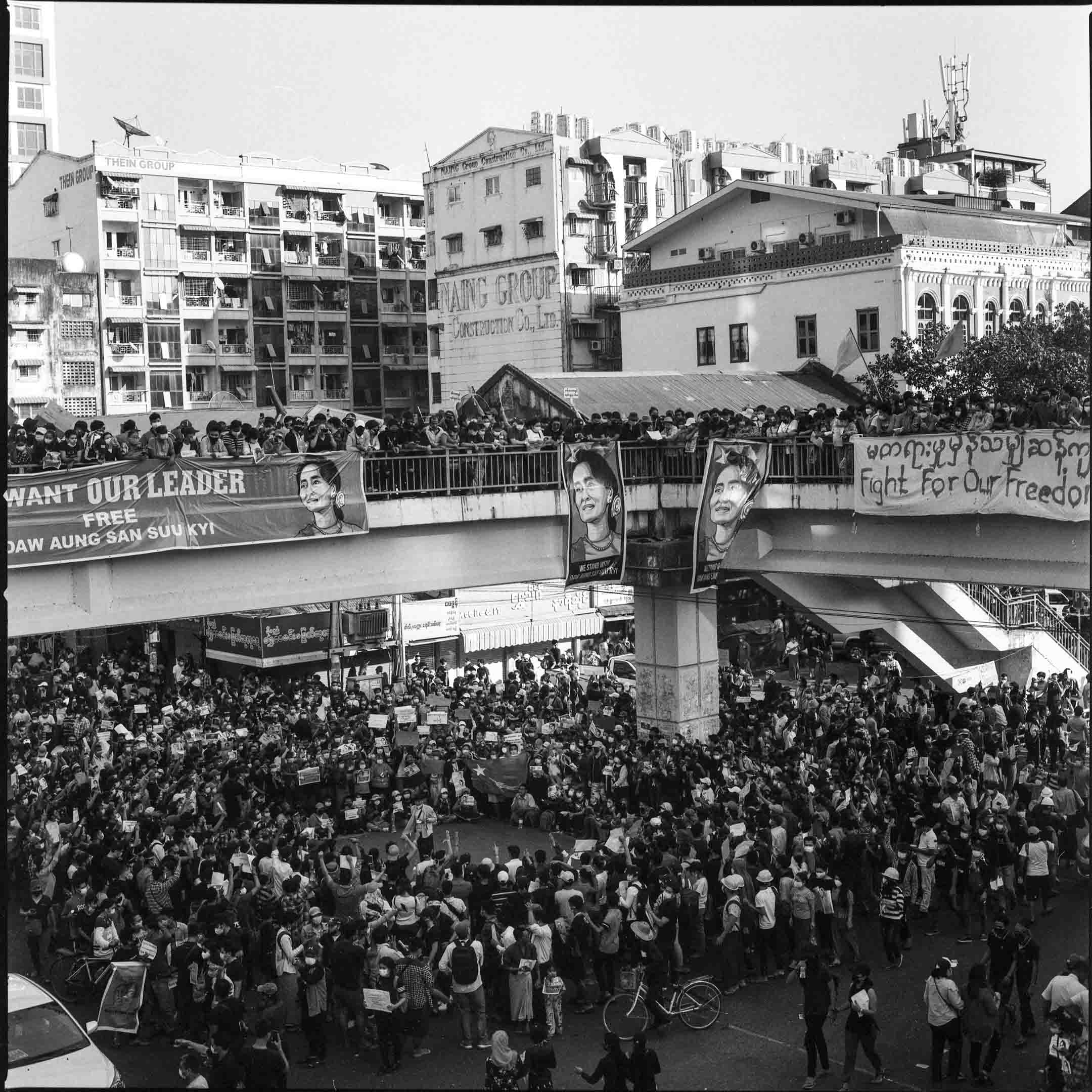 2021年2月7日，緬甸仰光，數千人聚集抗議軍事政變。攝：Ta Mwe, Sacca Photo, VII Foundation, Frontline Club, W. Eugene Smith Grant