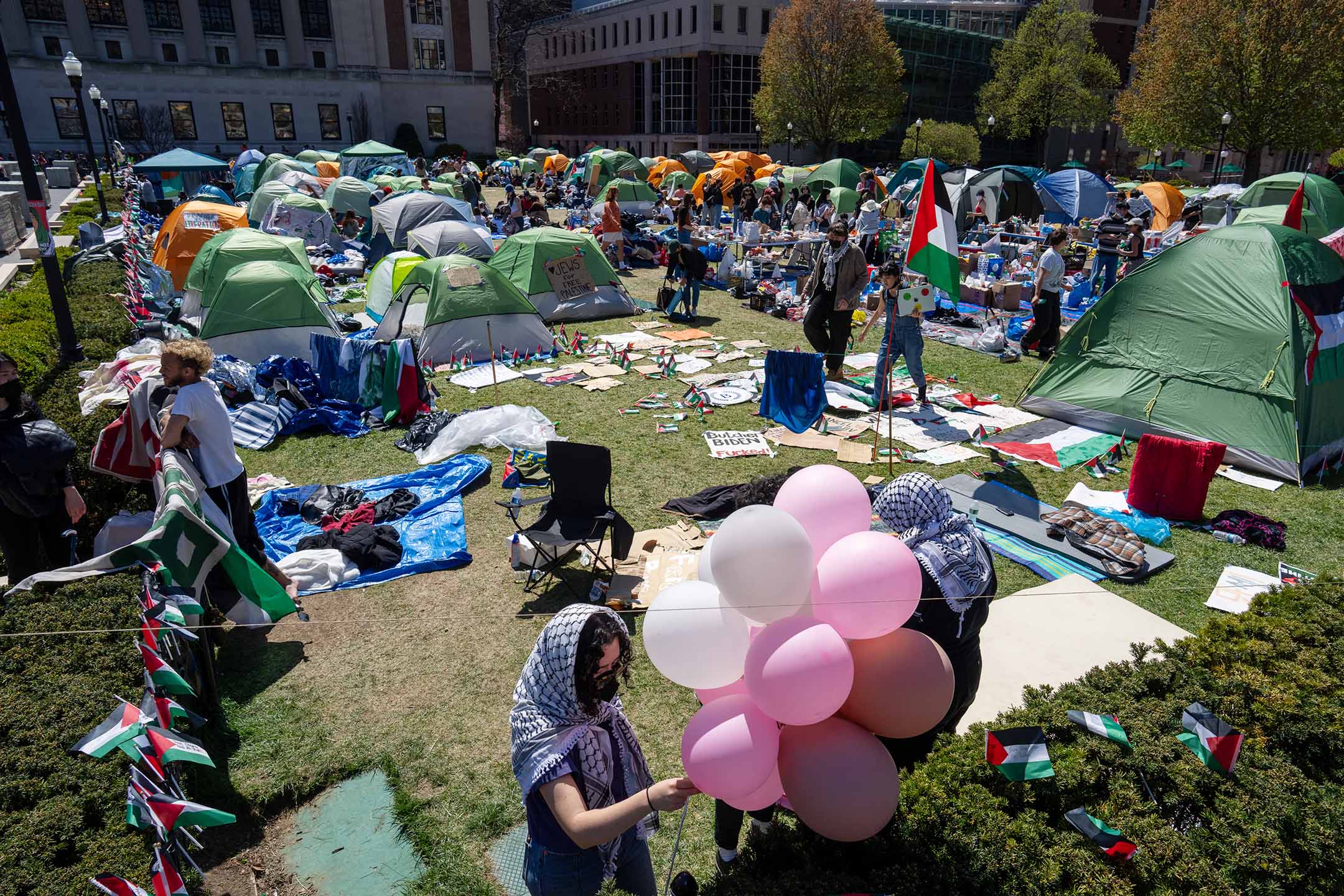 2024年4月22日，纽约，支持巴勒斯坦的示威者聚集在哥伦比亚大学校园的草坪上。摄：Spencer Platt/Getty Images