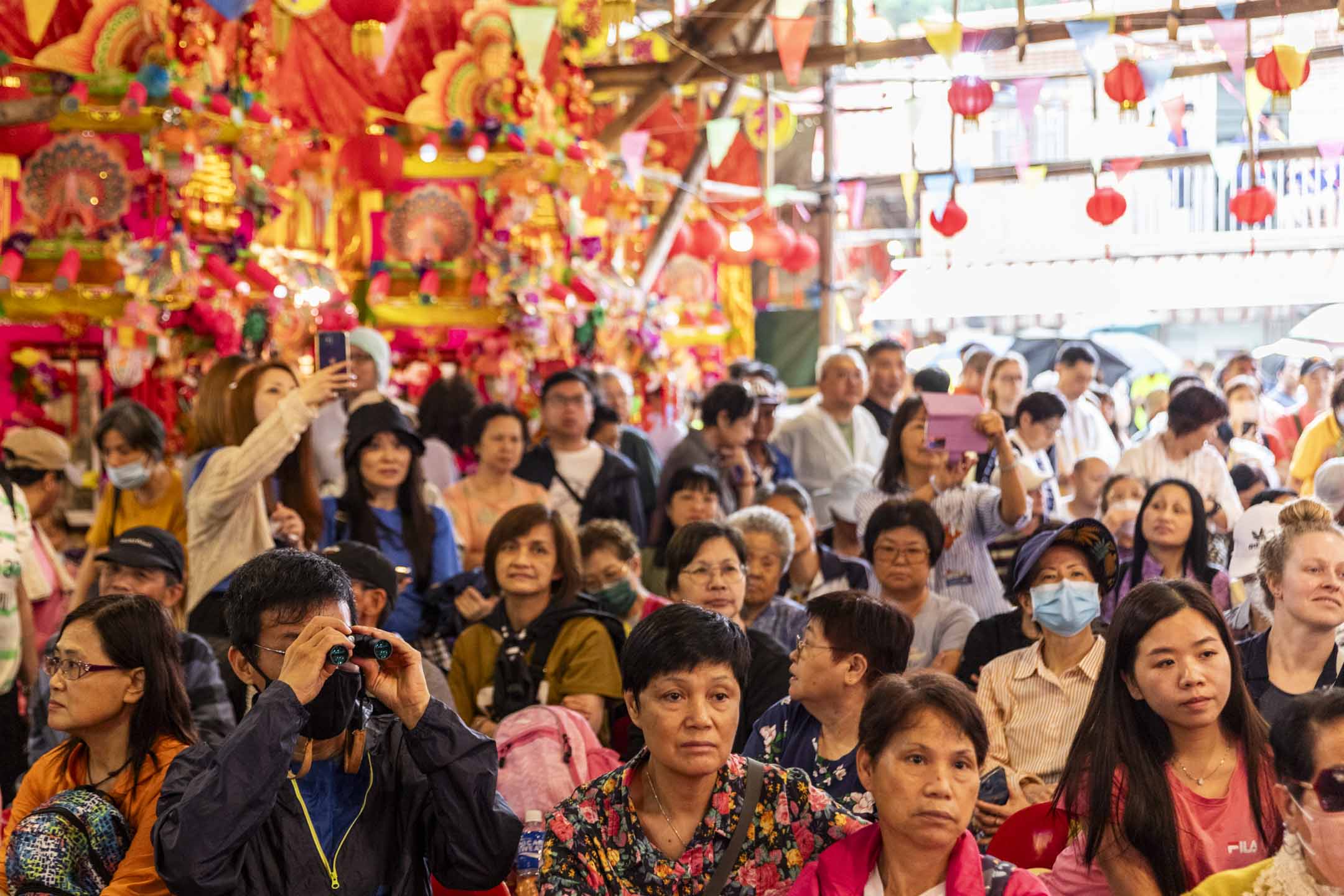 粮船湾戏棚上映“神功戏”，村民在棚中观赏。摄：林振东/端传媒