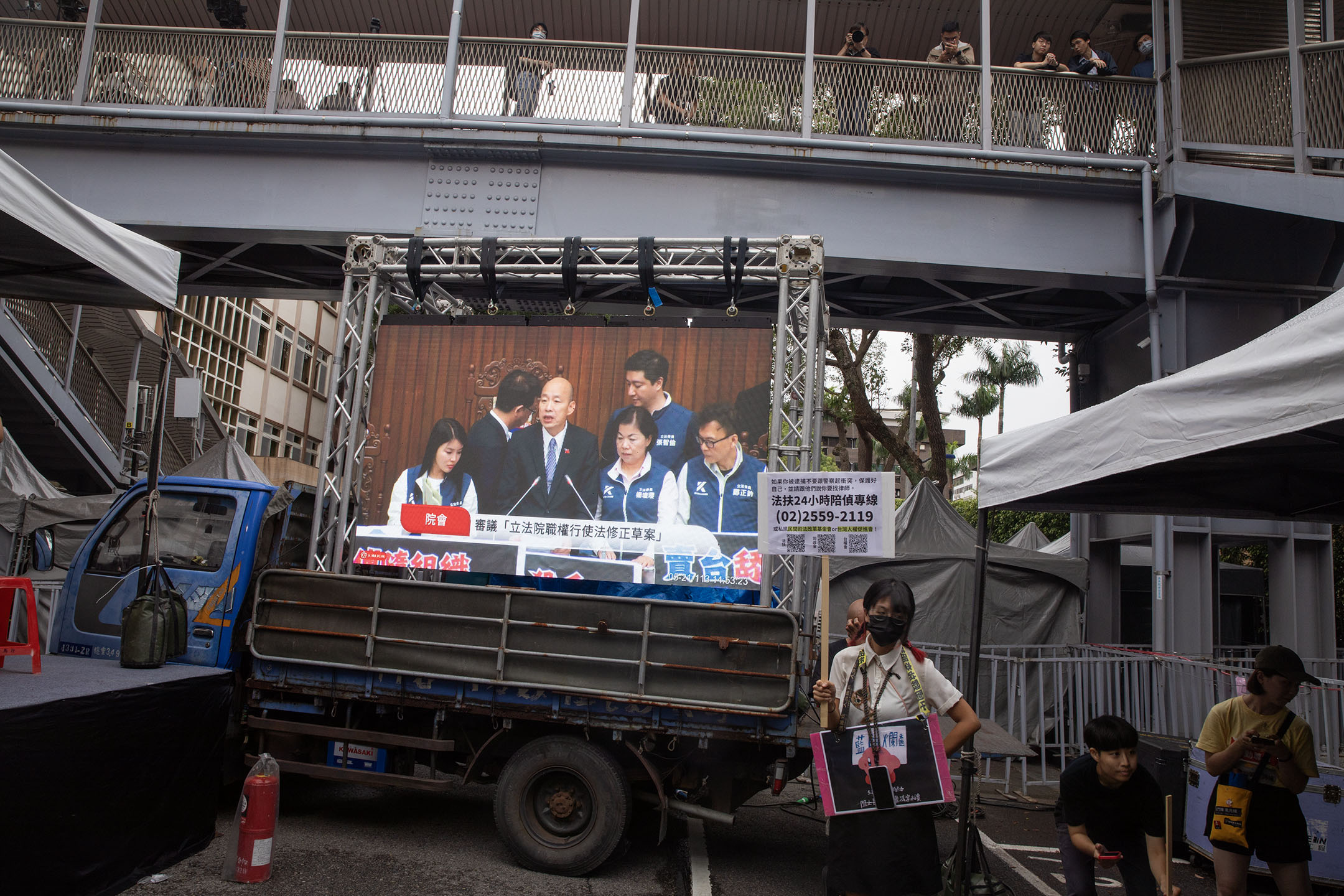 2024年5月21日，台北，立法院继续处理蓝白国会改革提案，场外播放议场内的情况。摄：陈焯煇/端传媒