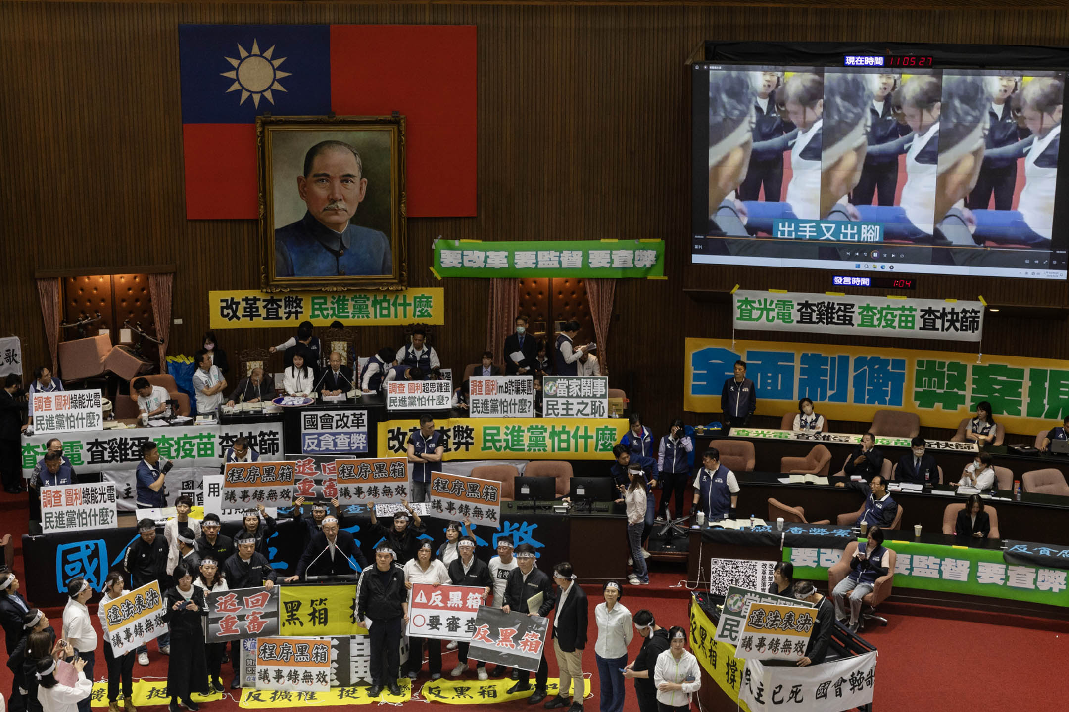 2024年5月24日，台北，立法院繼續處理藍白國會改革提案，民進黨立委在立法院發言。攝：陳焯煇/端傳媒