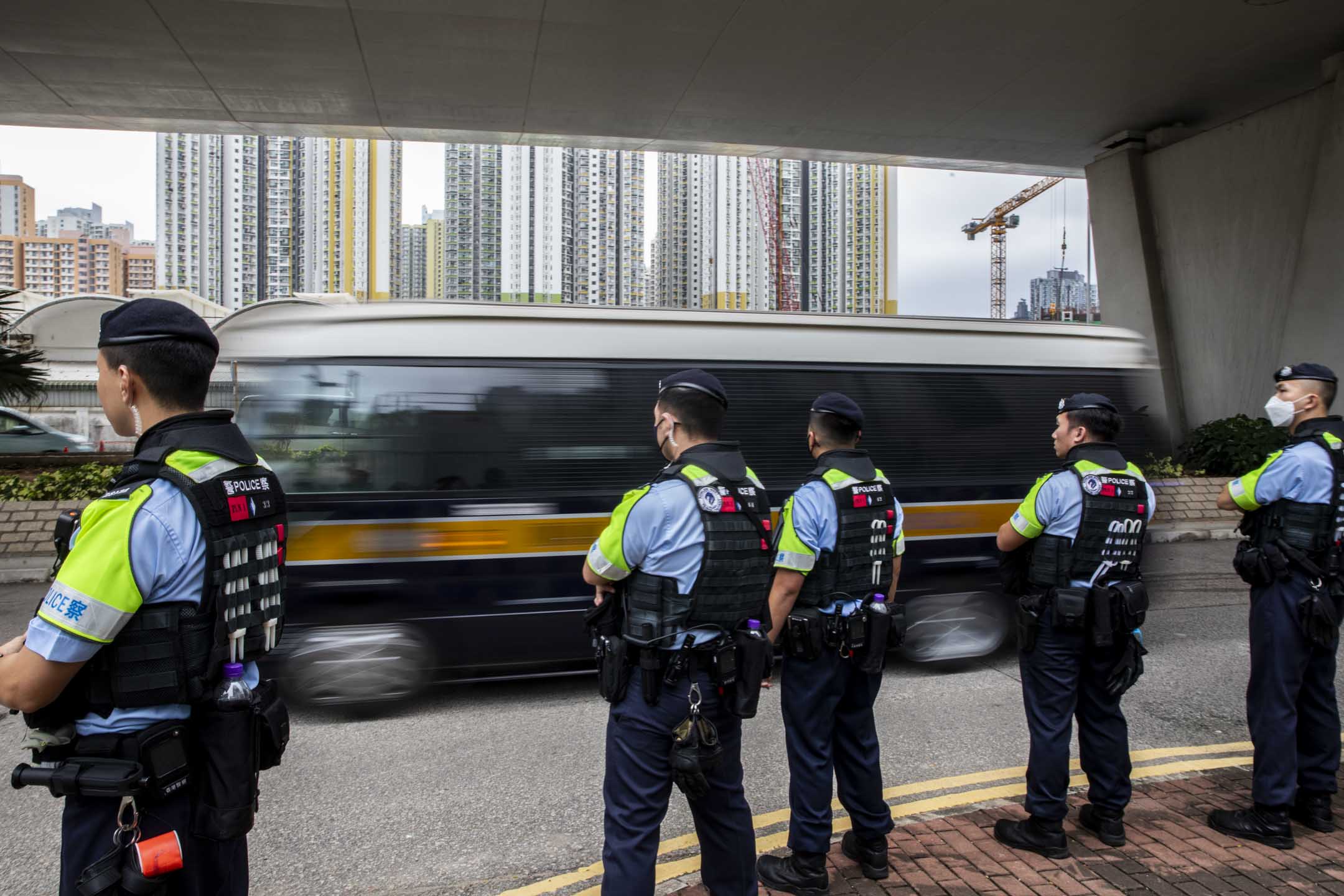 2024年5月30日，香港民主派47人初选案首日裁决，被告由囚车押送离开。摄：林振东/端传媒