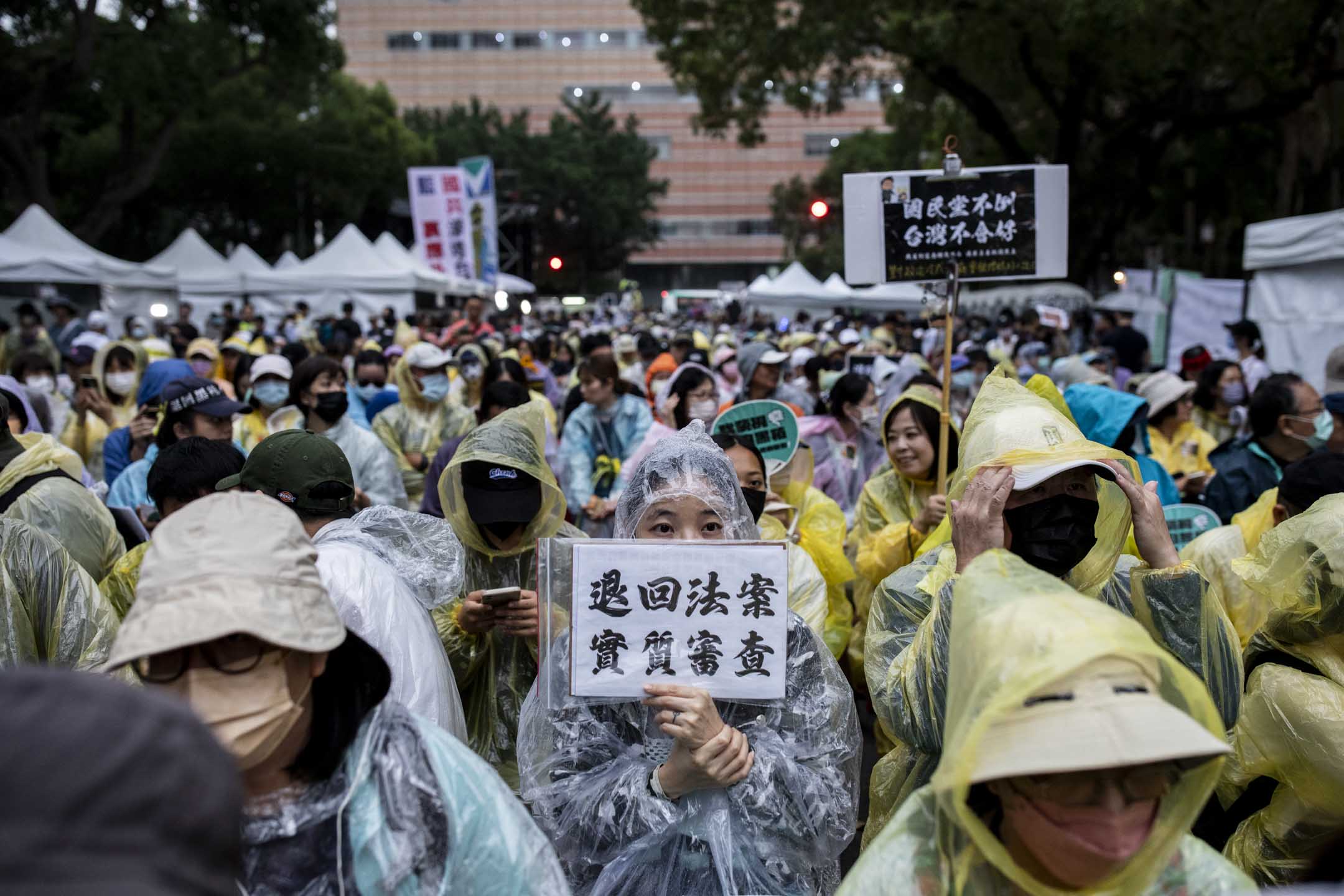  2024年5月28日，台北，立法院进行国会改革法案审议，立法院外有民众集会。摄：林振东/端传媒