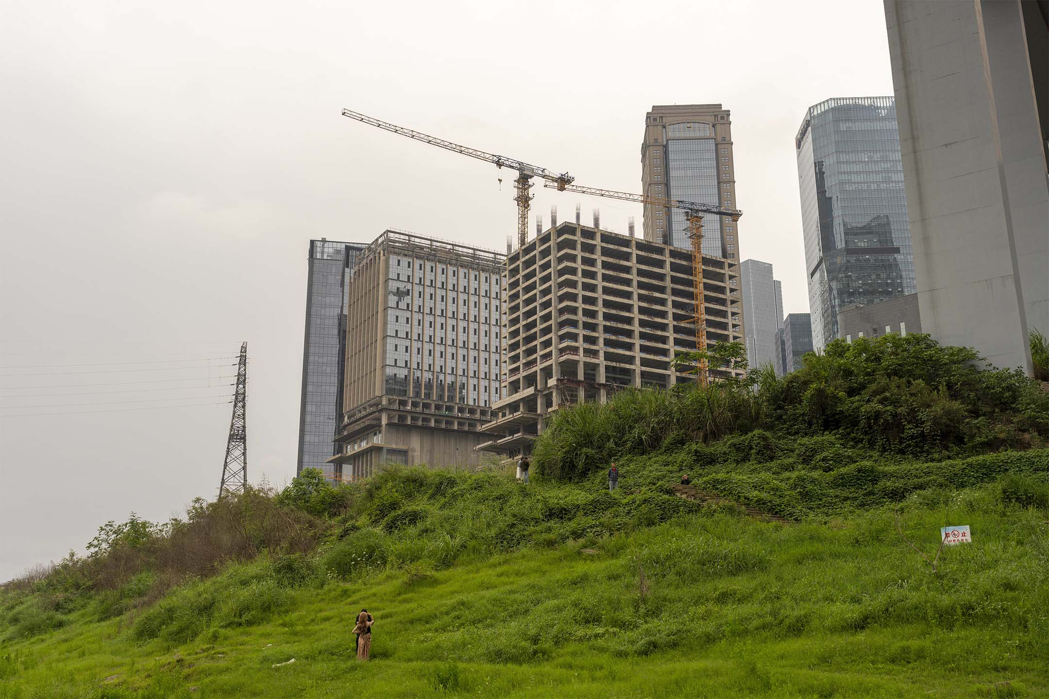 2024年5月2日，中国重庆，当地的一栋建设中的建筑工地。摄：Raul Ariano/Bloomberg via Getty Images