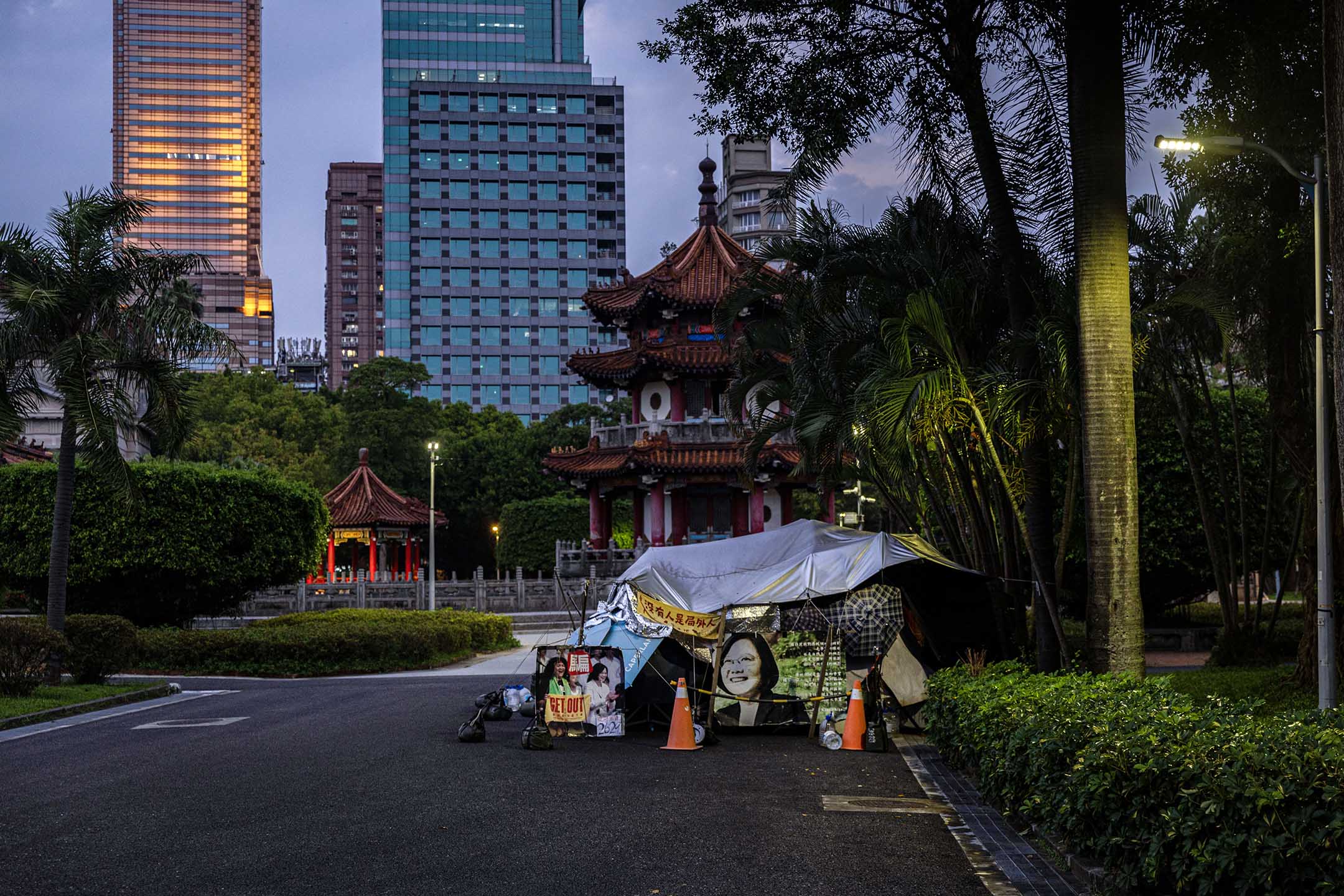 2024年5月6日，台北，巴奈于二二八公园内的帐篷。摄：陈焯煇/端传媒