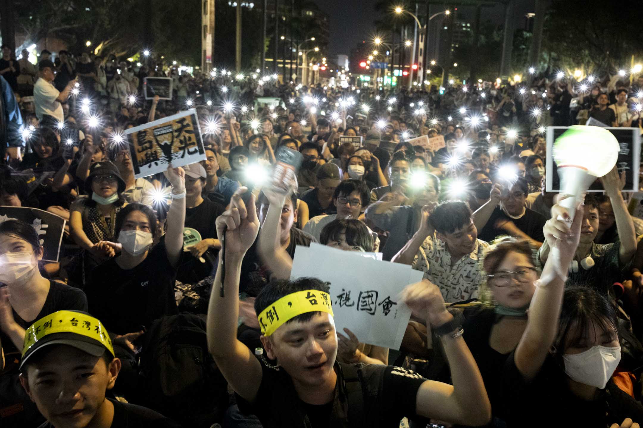 2024年5月24日，台北，立法院繼續處理藍白國會改革提案，民衆聚集立院外抗議。攝：林振東/端傳媒