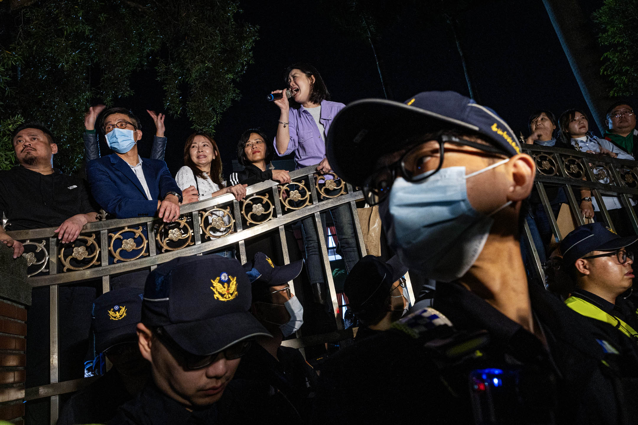 2024年5月17日，台北，立法院处理国会改革相关法案，民众在外集会抗议，批评蓝白违反程序正义，民进党立委与示威者致谢。摄：陈焯煇/端传媒