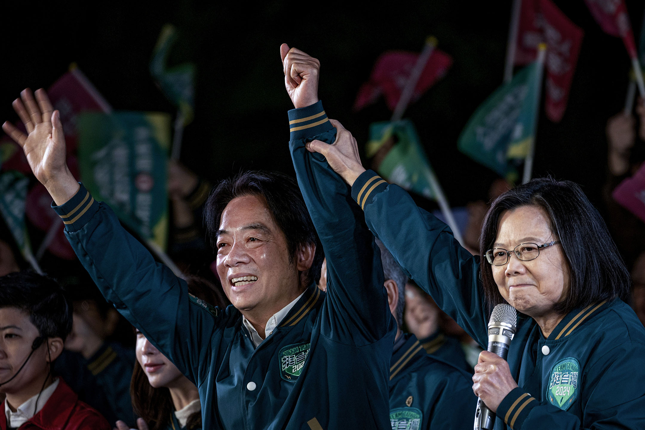 2024年1月11日，台北凱達格蘭大道，民進黨在總統府前舉行造勢晚會，總統蔡英文在台上發言。攝：陳焯煇/端傳媒