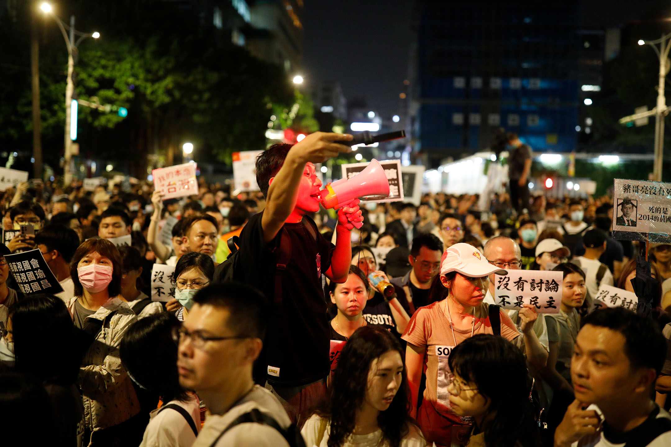 2024年5月24日，台北，立法院繼續處理藍白國會改革提案，濟南路民衆聚集立院外抗議。攝：林振東/端傳媒