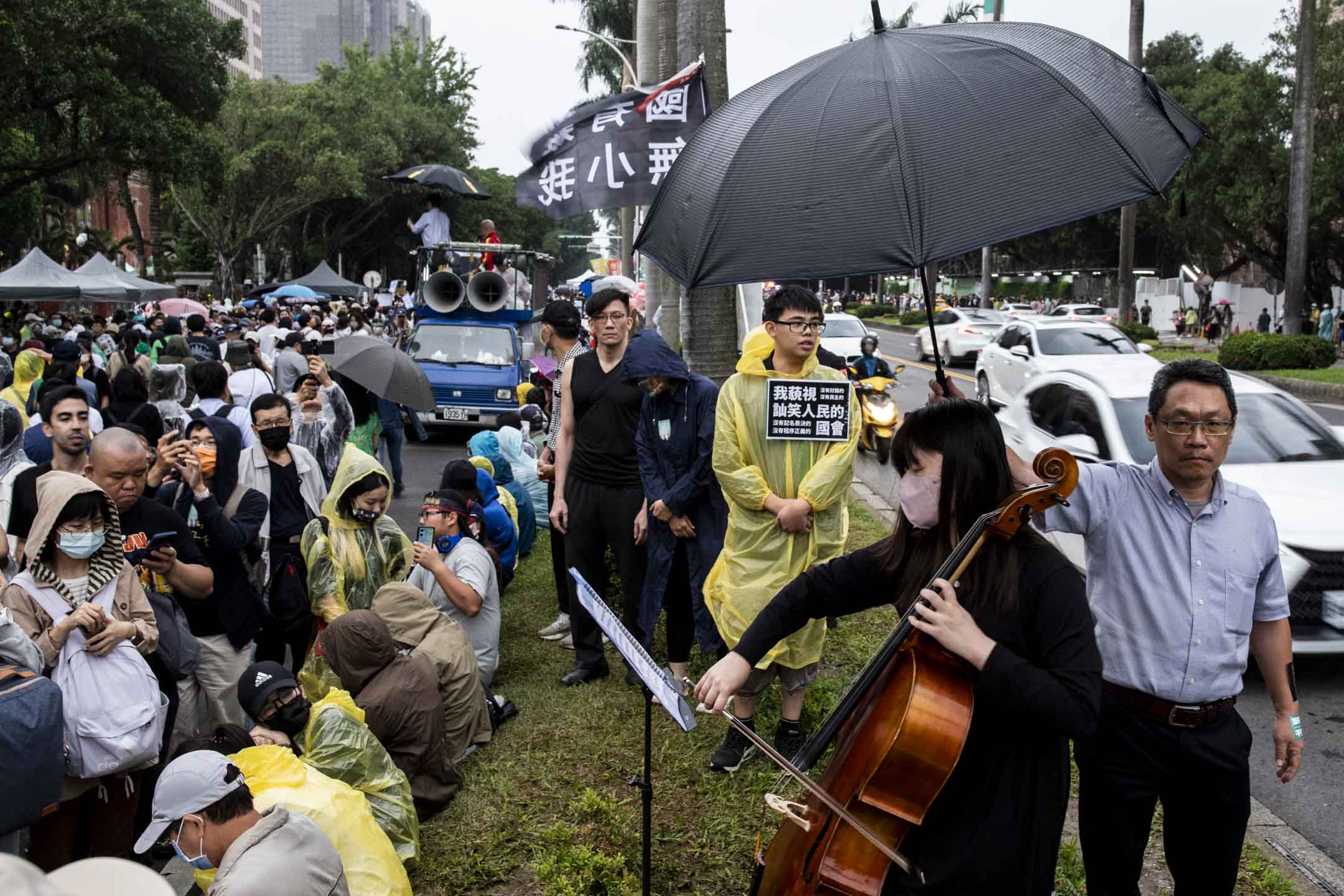 2024年5月28日，台北，立法院進行國會改革法案審議，立法院外有民衆集會。攝：林振東/端傳媒