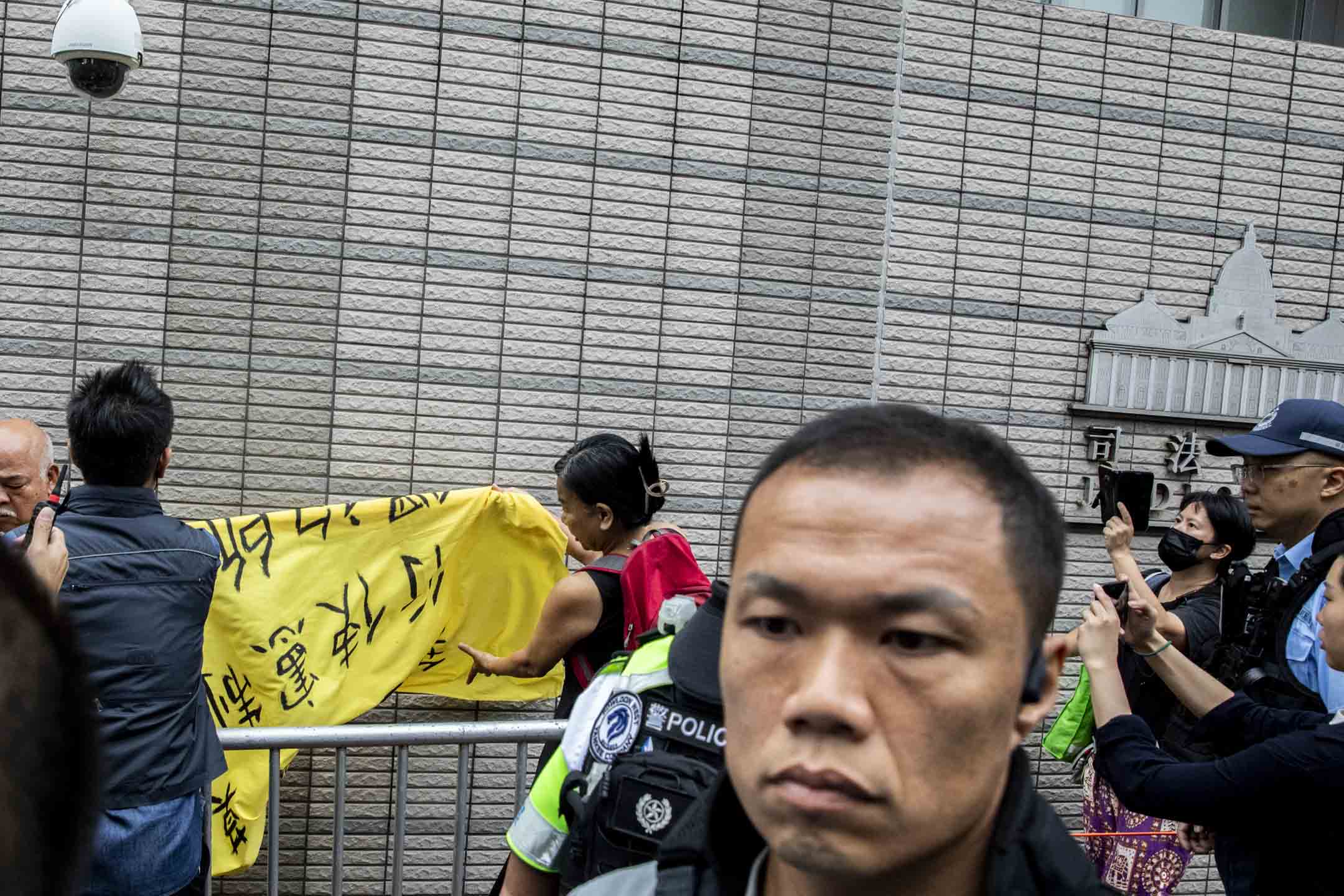 2024年5月30日，香港民主派47人初选案首日裁决，社民连在法院外示威被警察阻止。摄：林振东/端传媒