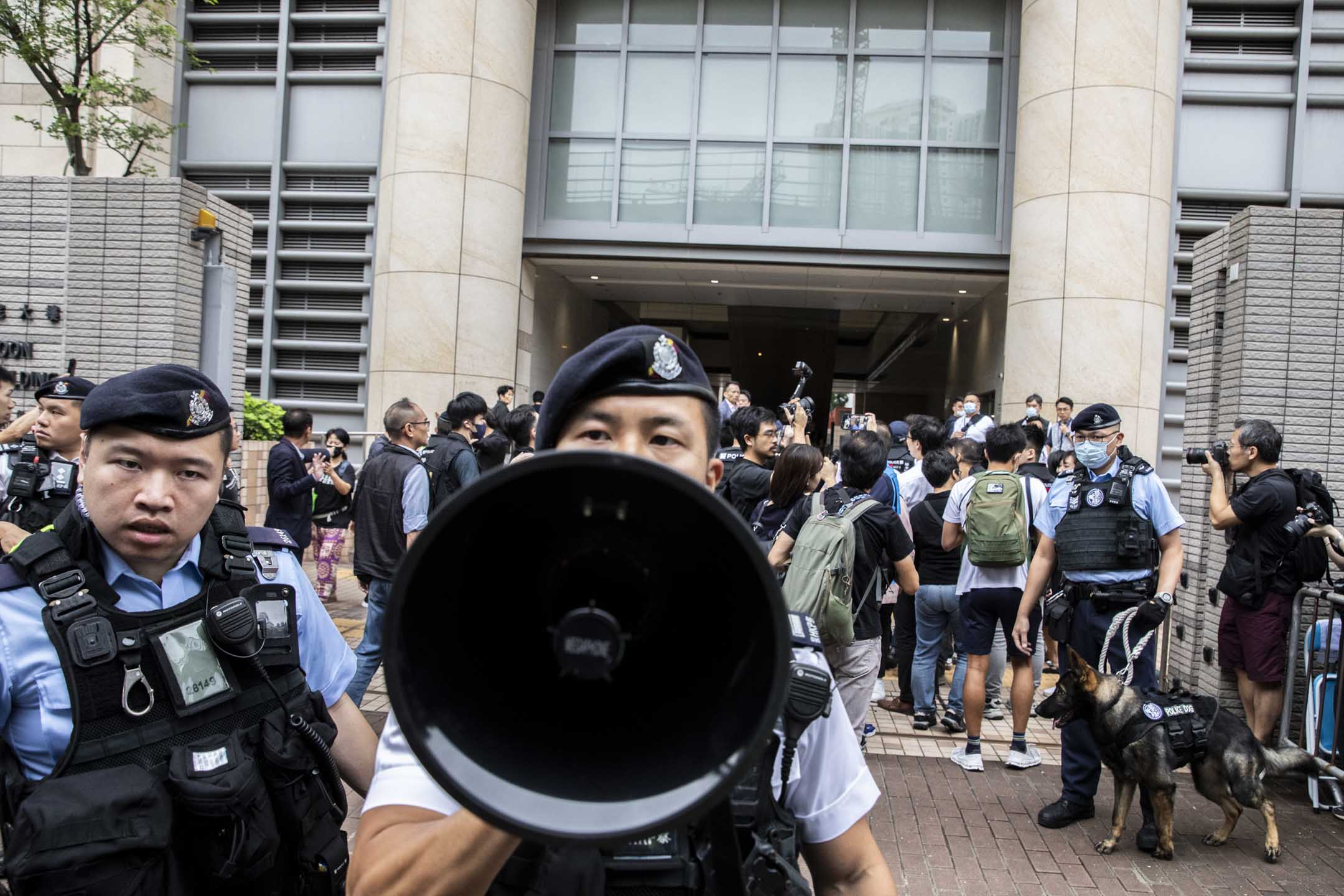 2024年5月30日，香港民主派47人初選案首日裁決，大批傳媒在法院外守候。攝：林振東/端傳媒