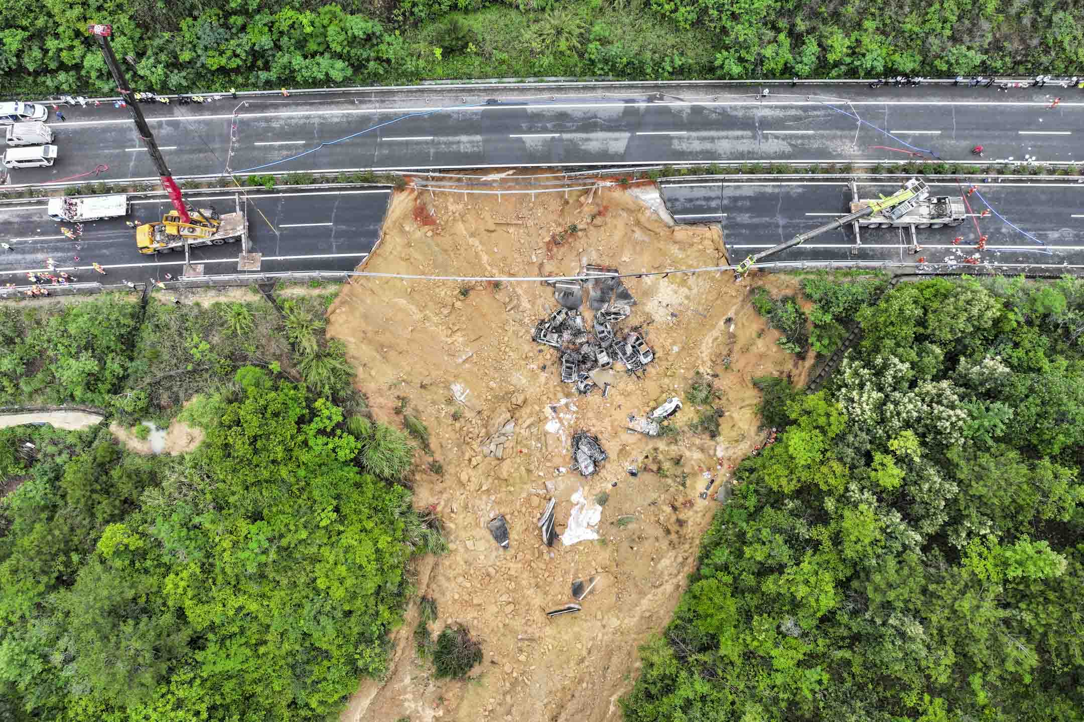 2024年5月1日，广东梅龙高速公路路陷事故的鸟瞰画面。摄：Mei Zi/VCG via Getty Images